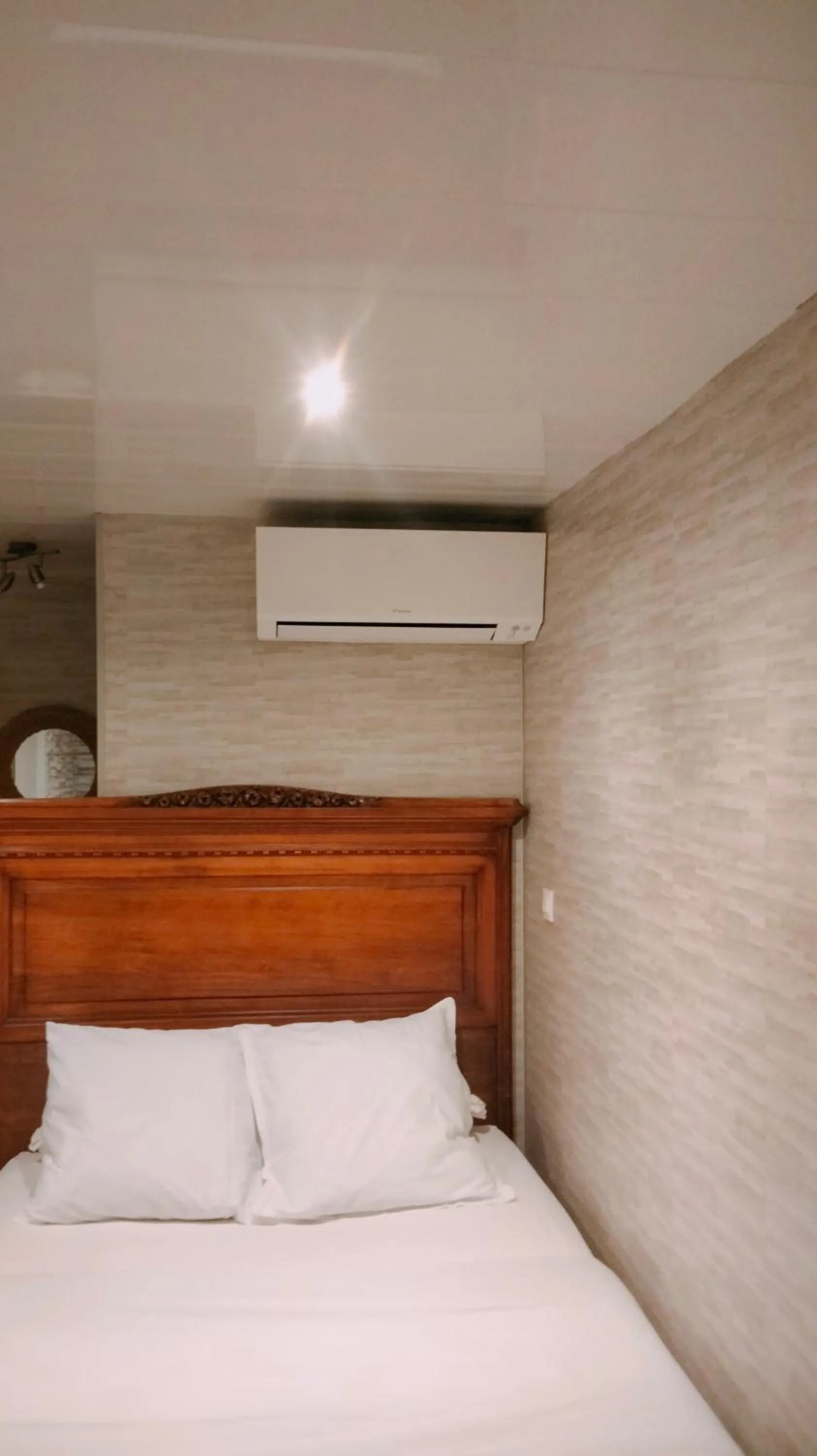 Bed in Chambre meublée indépendante, jacuzzi dans la chambre située à Amblainville à 35 minutes de Paris