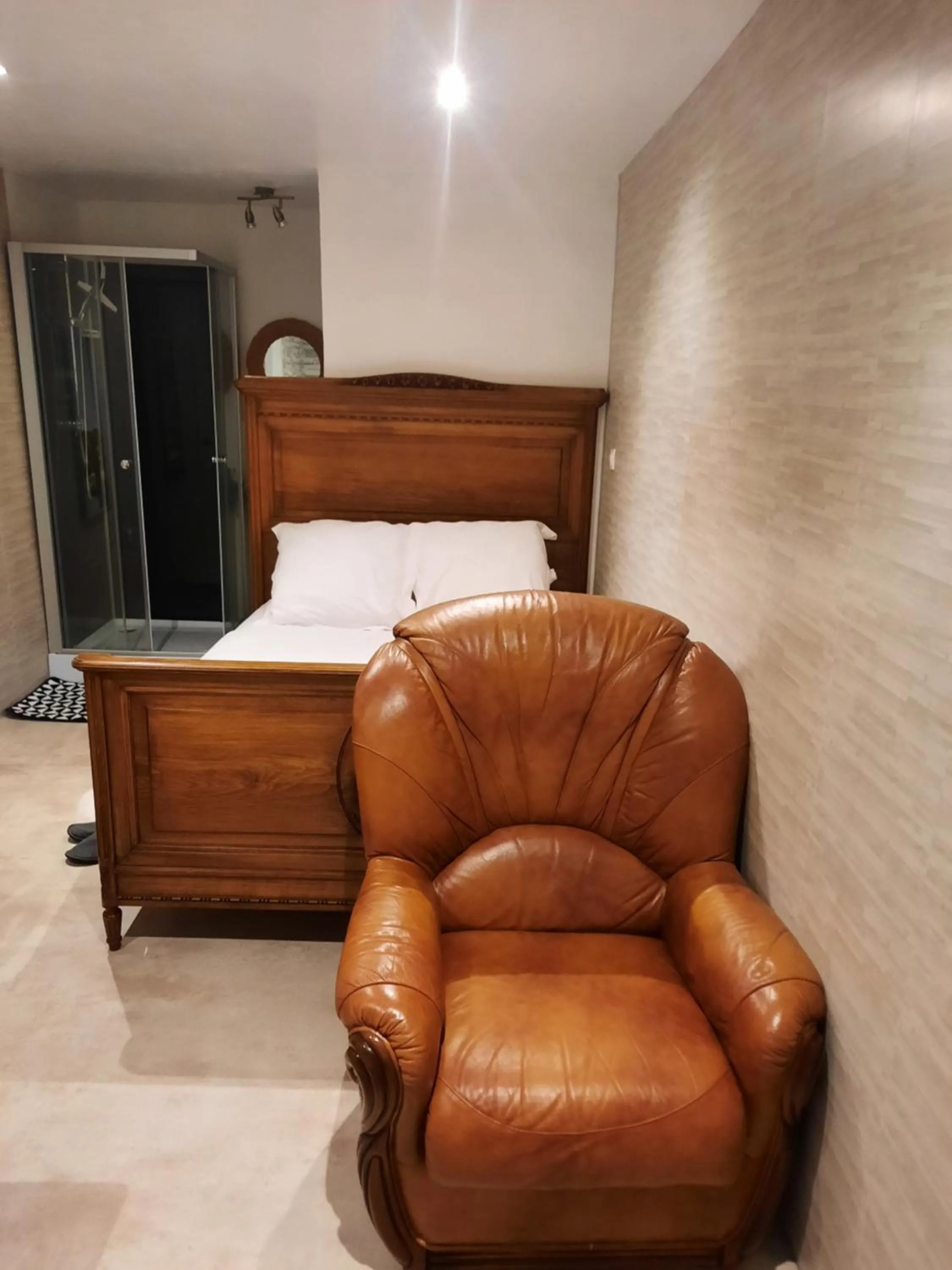 Bed in Chambre meublée indépendante, jacuzzi dans la chambre située à Amblainville à 35 minutes de Paris