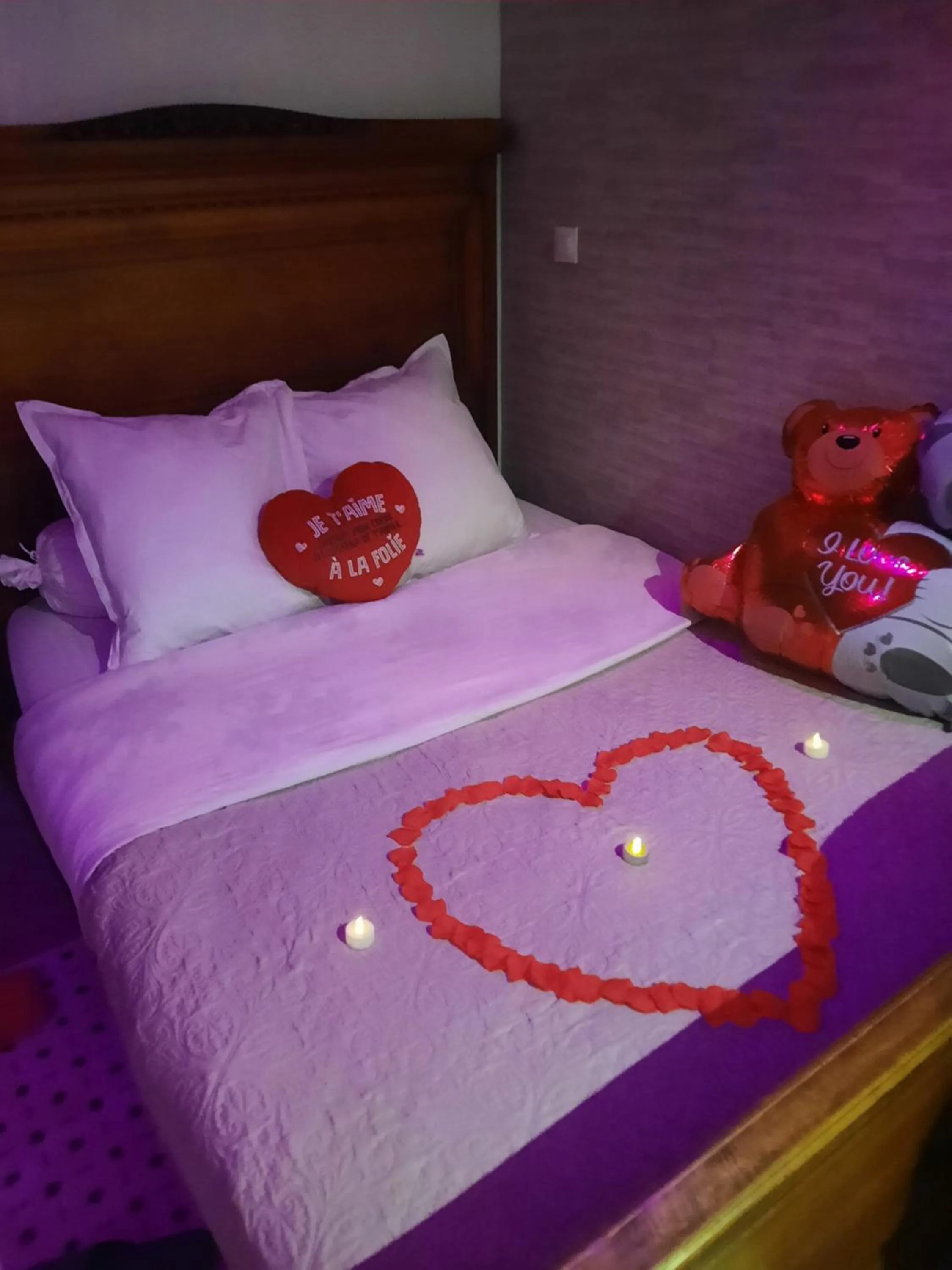 Bed in Chambre meublée indépendante, jacuzzi dans la chambre située à Amblainville à 35 minutes de Paris