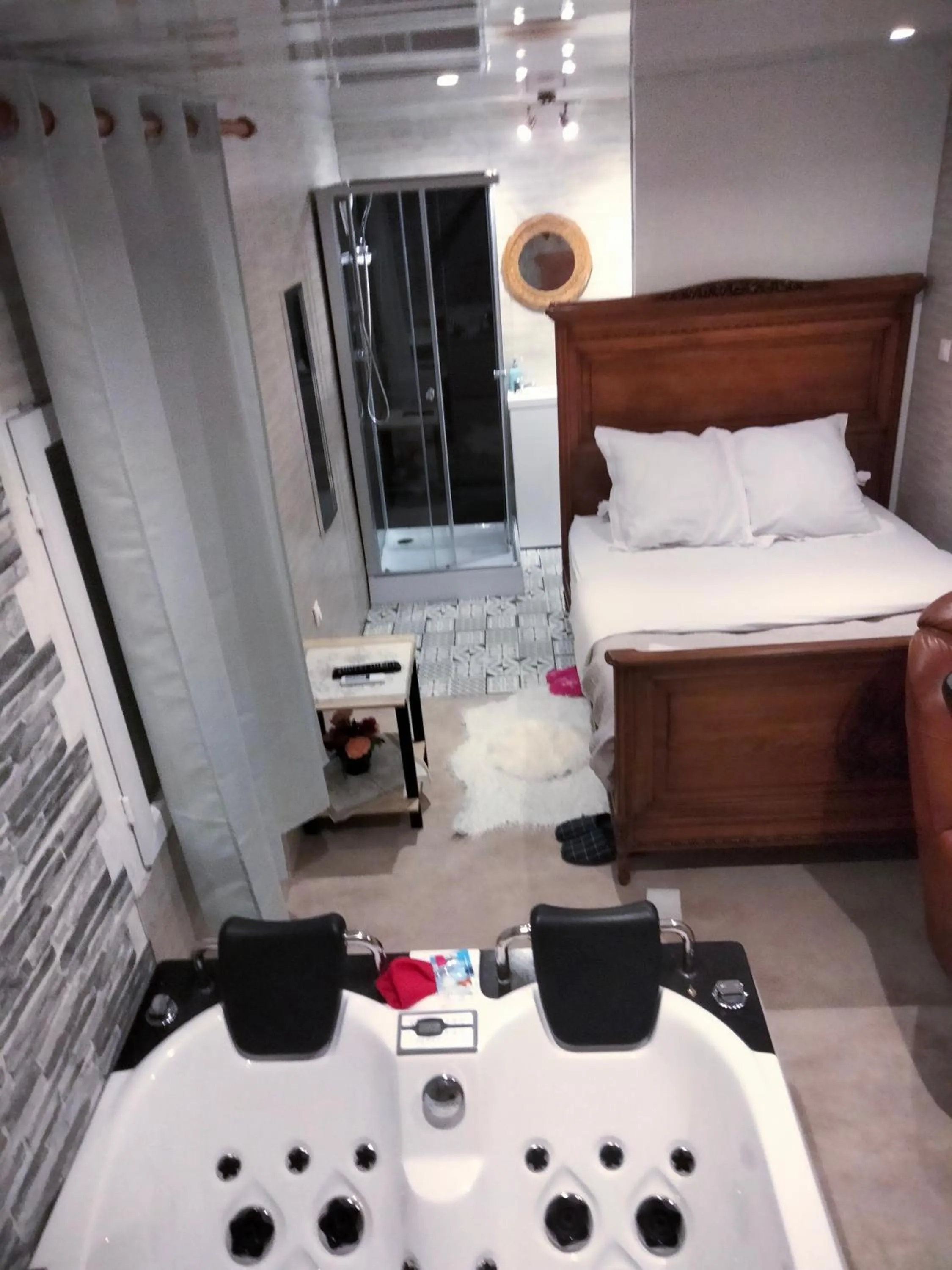 Bed in Chambre meublée indépendante, jacuzzi dans la chambre située à Amblainville à 35 minutes de Paris