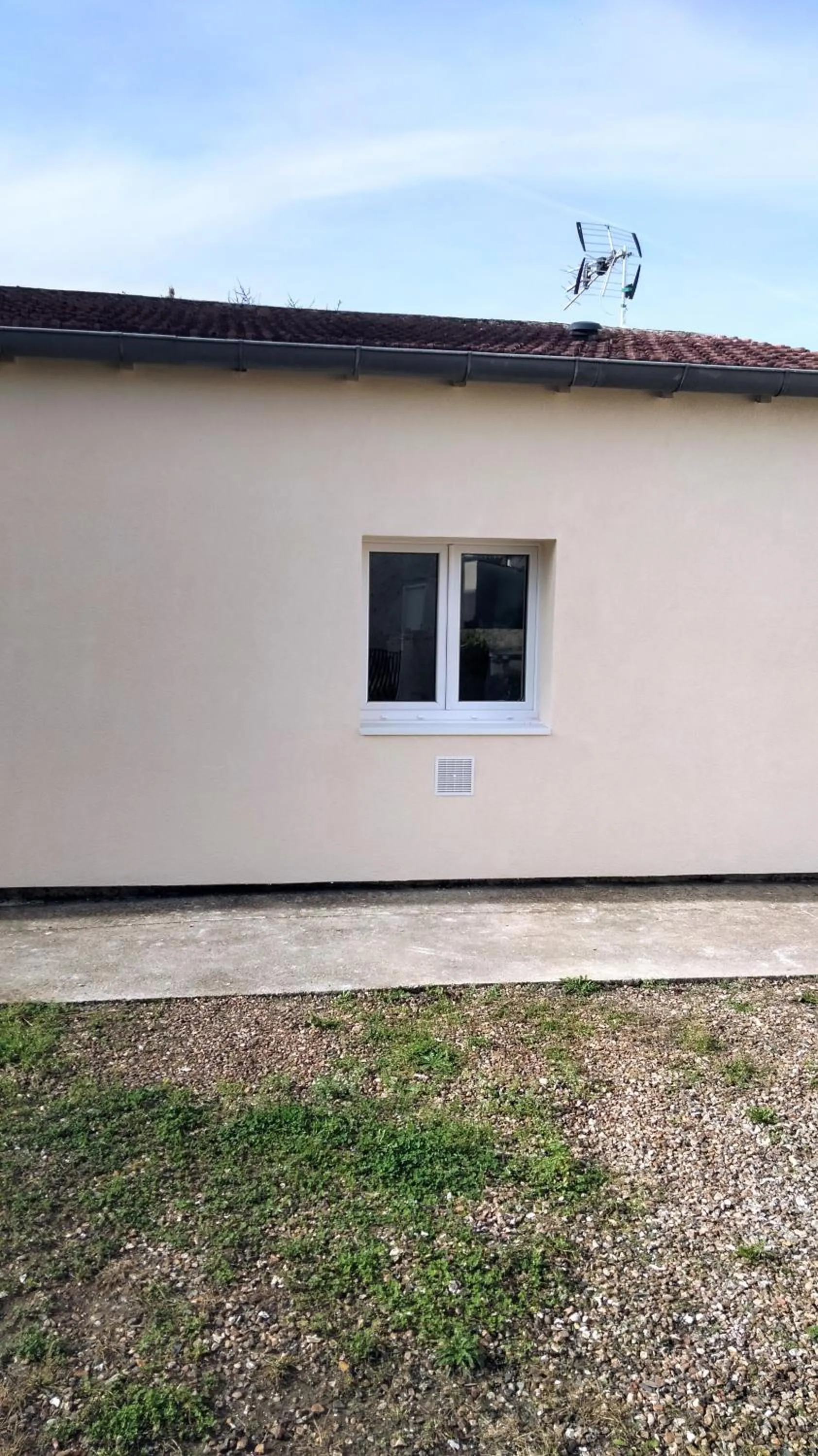 Property building in Chambre meublée indépendante, jacuzzi dans la chambre située à Amblainville à 35 minutes de Paris