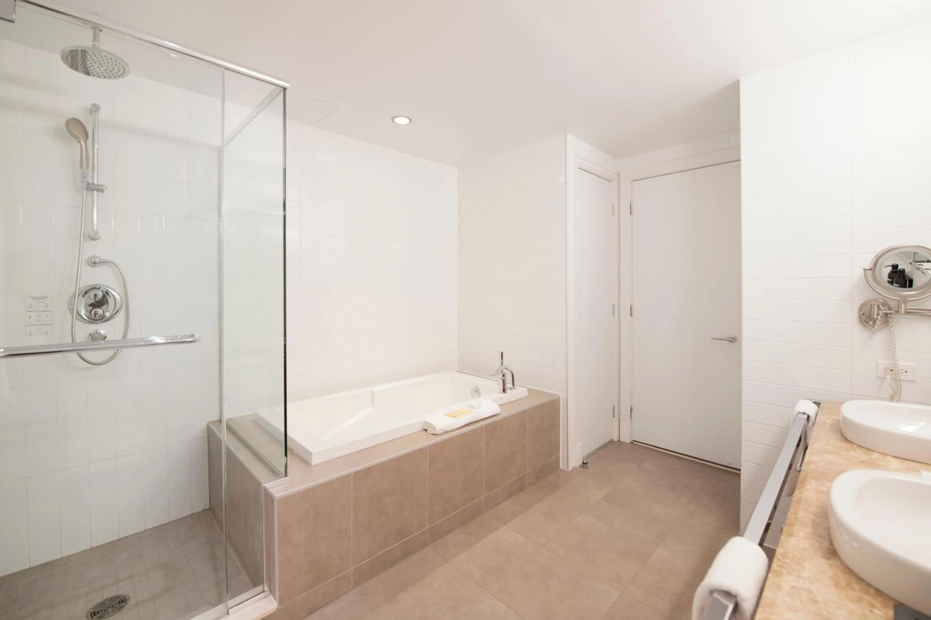 Bedroom in Warwick Le Crystal - Montréal