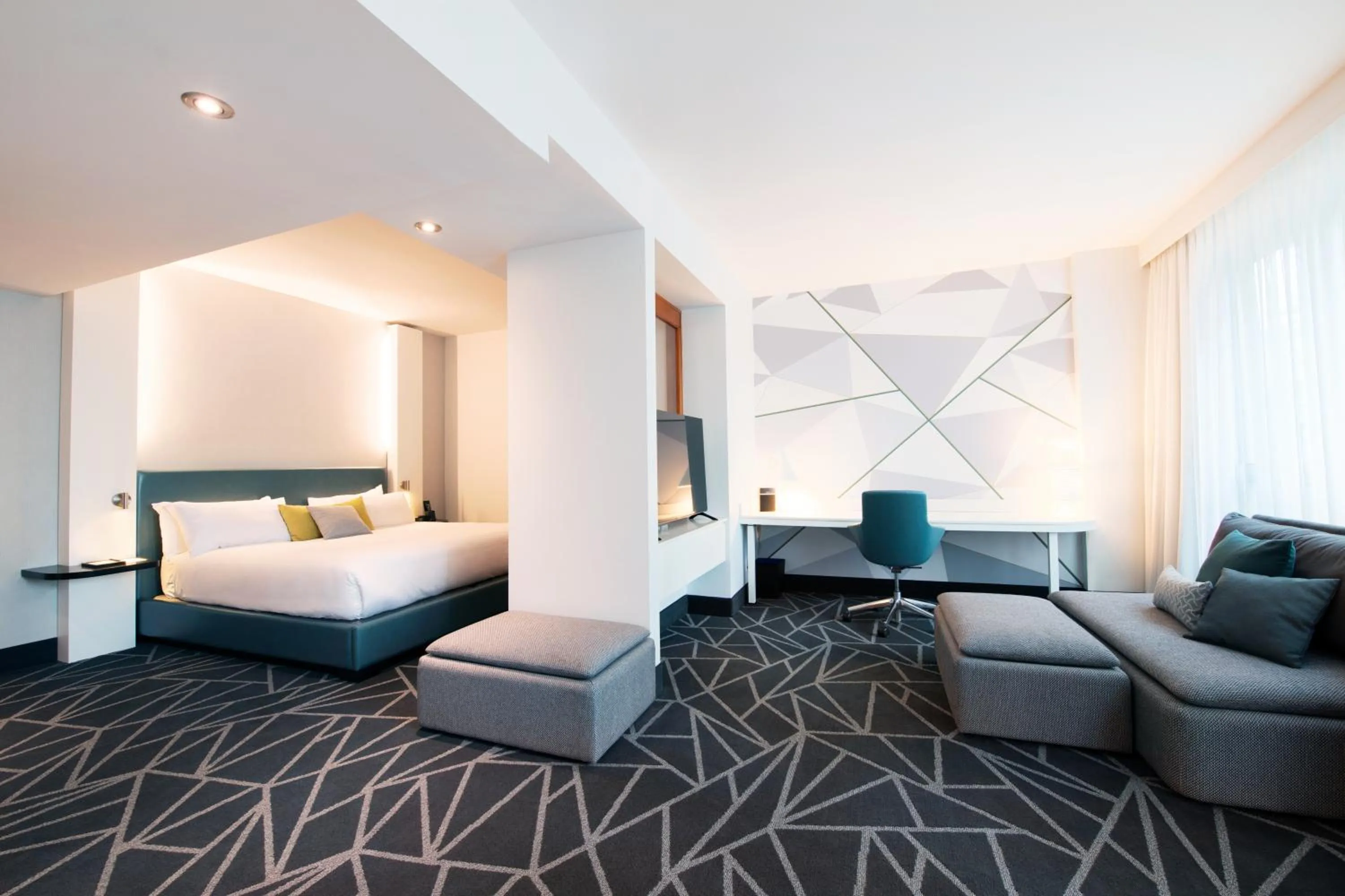 Photo of the whole room, Bed in Warwick Le Crystal - Montréal