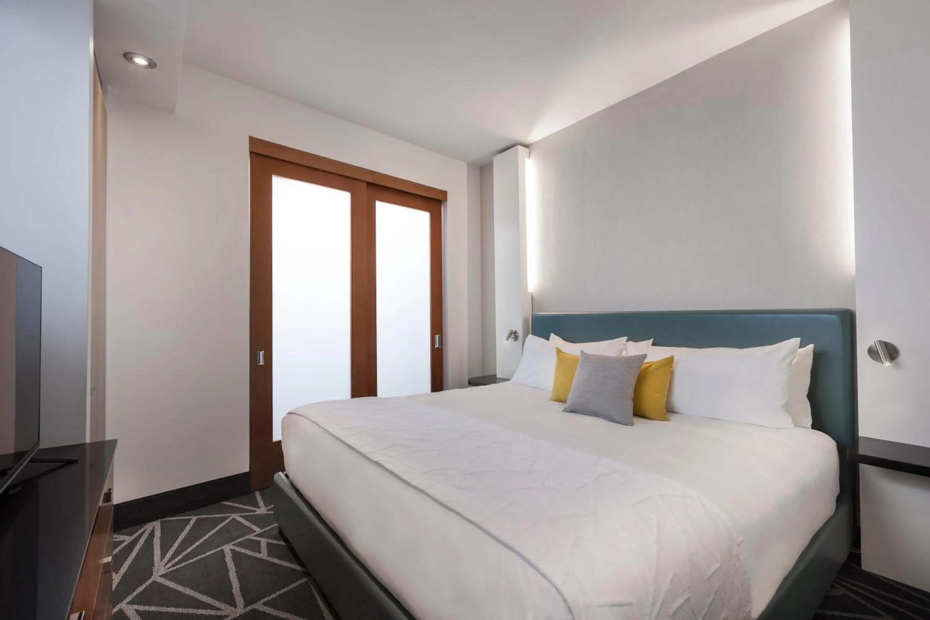 Bathroom, Bed in Warwick Le Crystal - Montréal