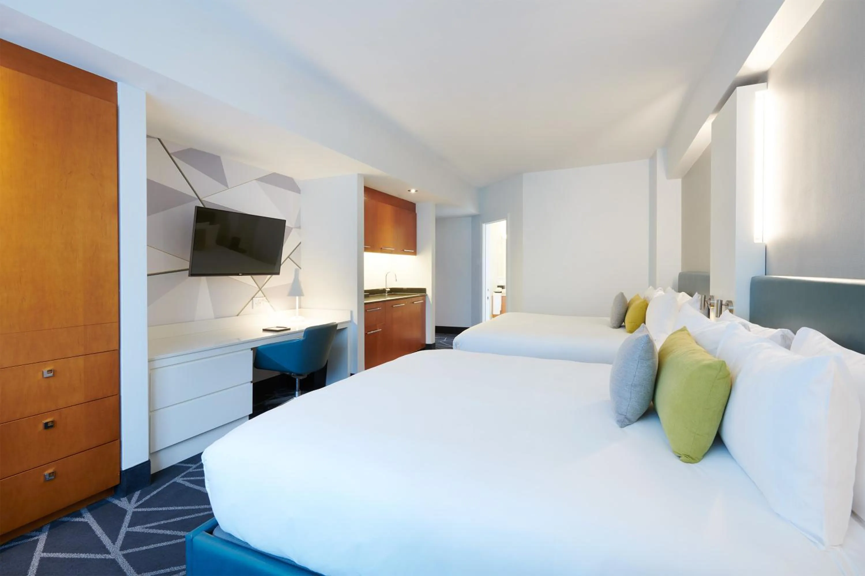 Bedroom, Bed in Warwick Le Crystal - Montréal