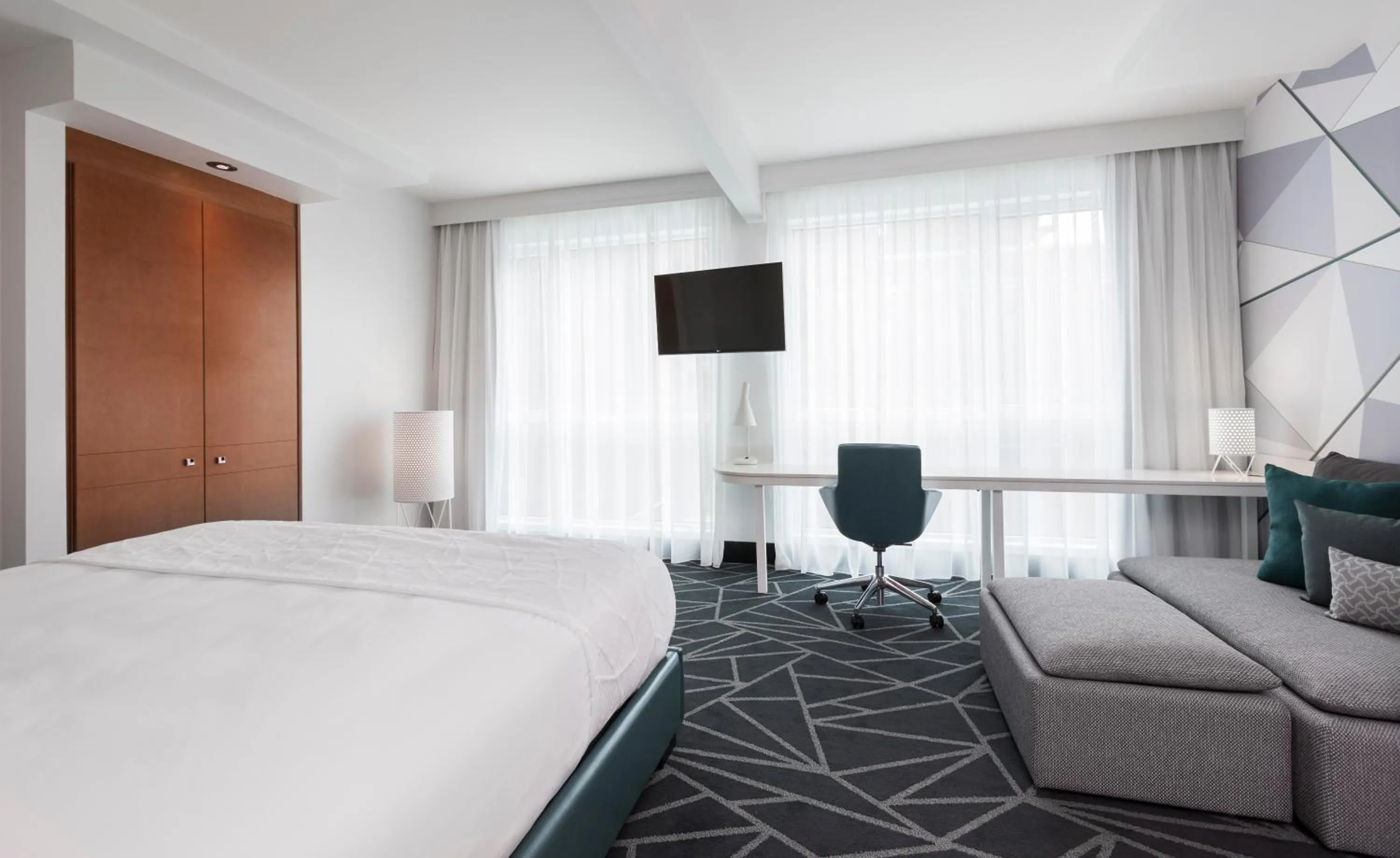 Shower, Bed in Warwick Le Crystal - Montréal