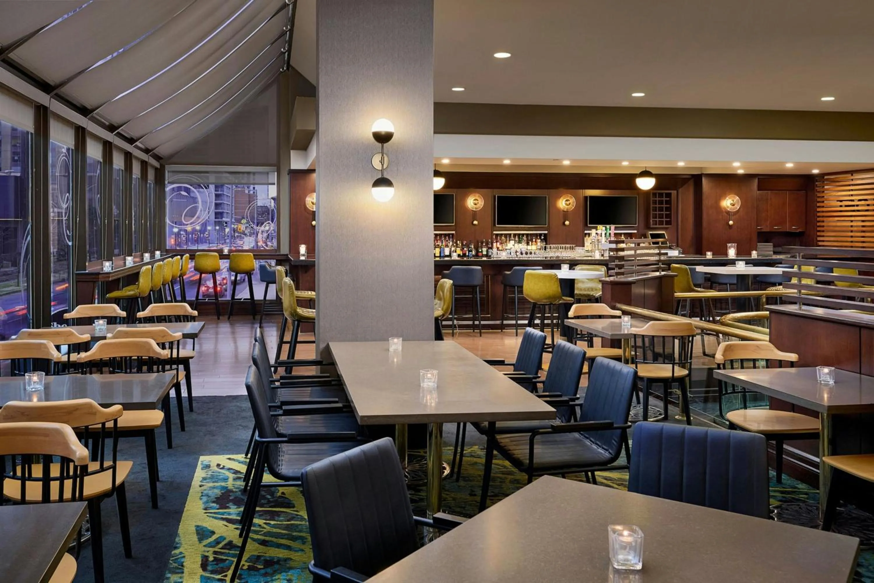 Lounge or bar in Sheraton Hamilton Hotel
