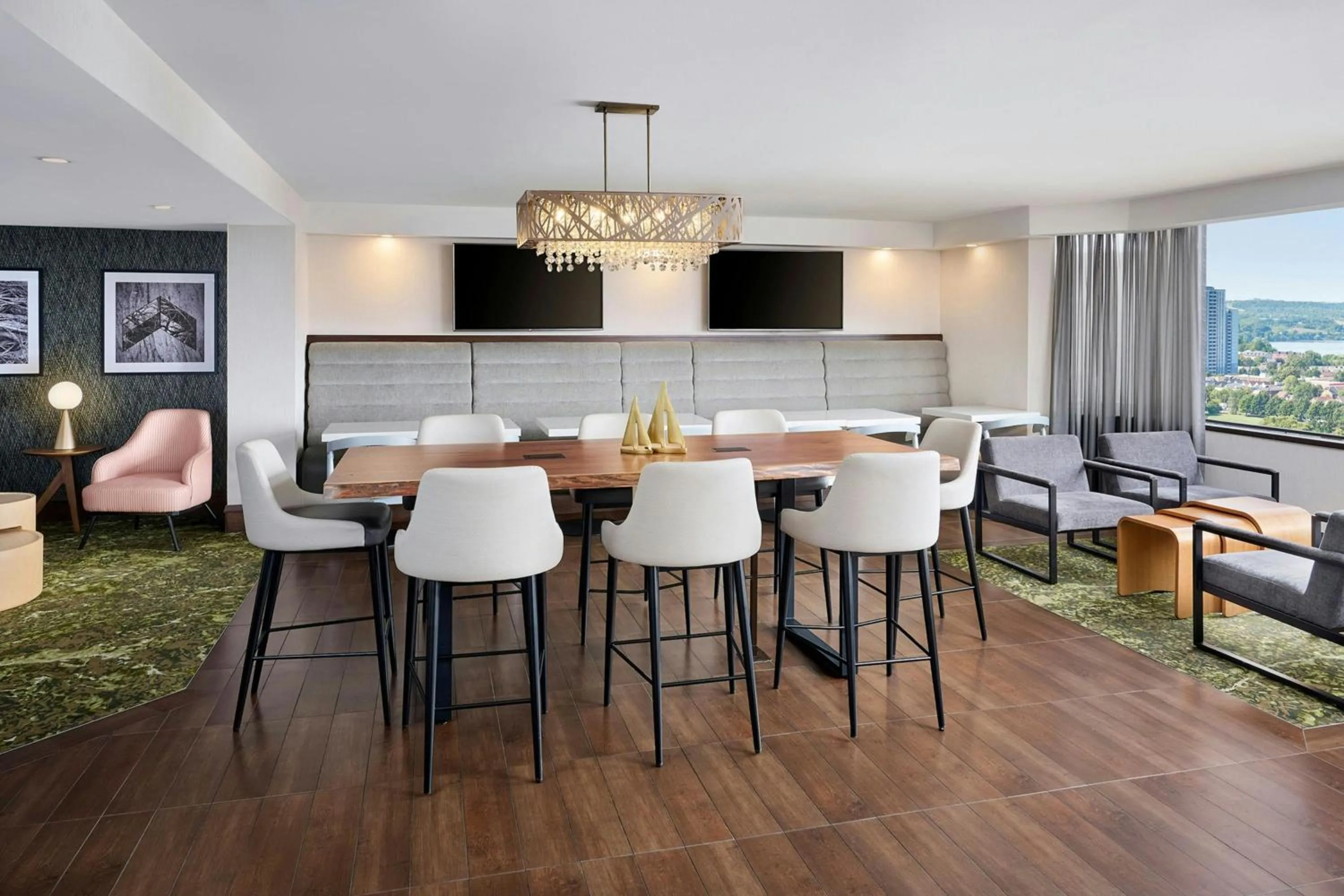 Lounge or bar in Sheraton Hamilton Hotel