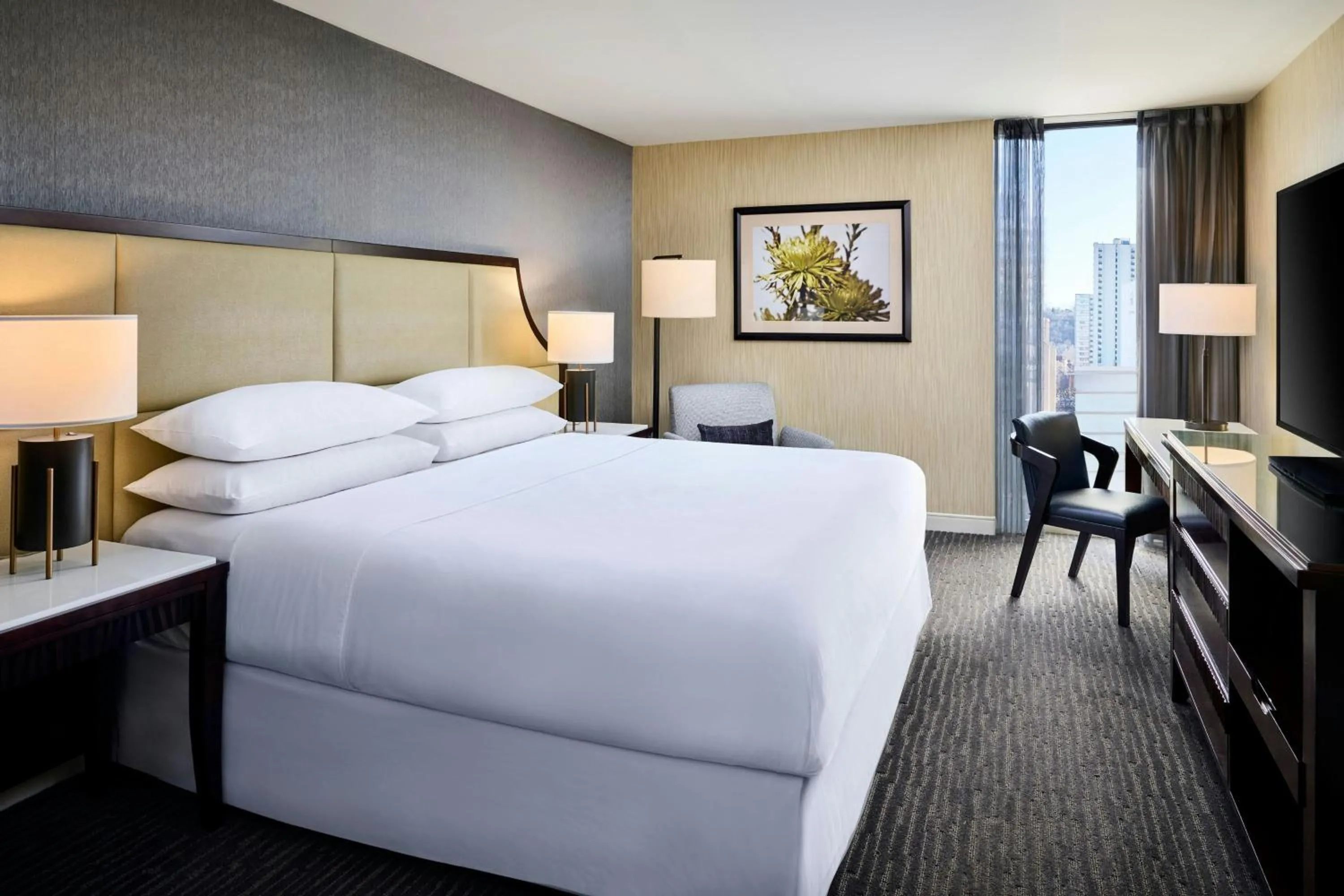 Photo of the whole room, Bed in Sheraton Hamilton Hotel