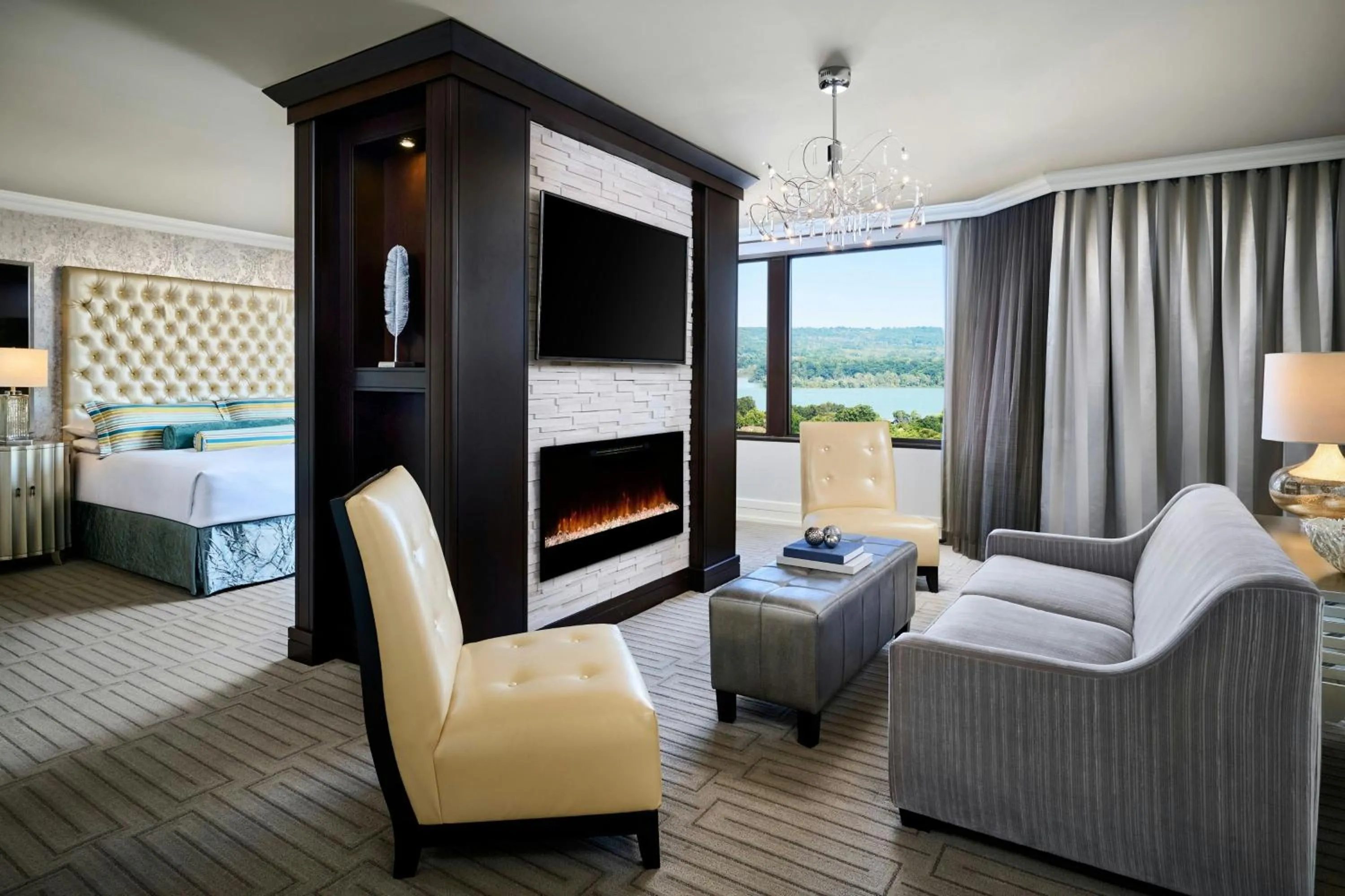 Bedroom, Bed in Sheraton Hamilton Hotel