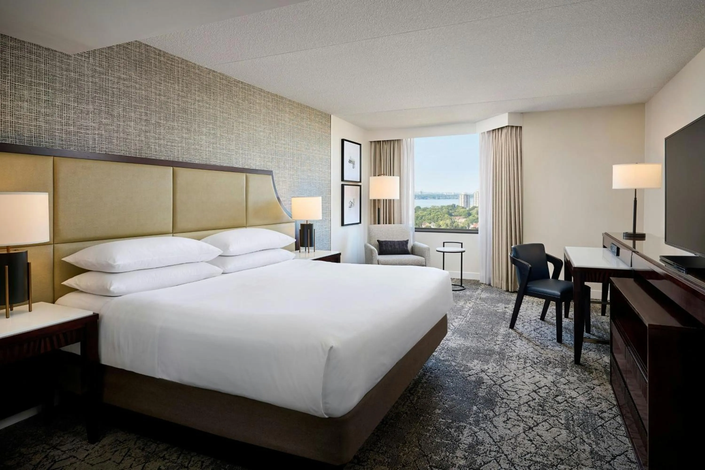 Photo of the whole room, Bed in Sheraton Hamilton Hotel