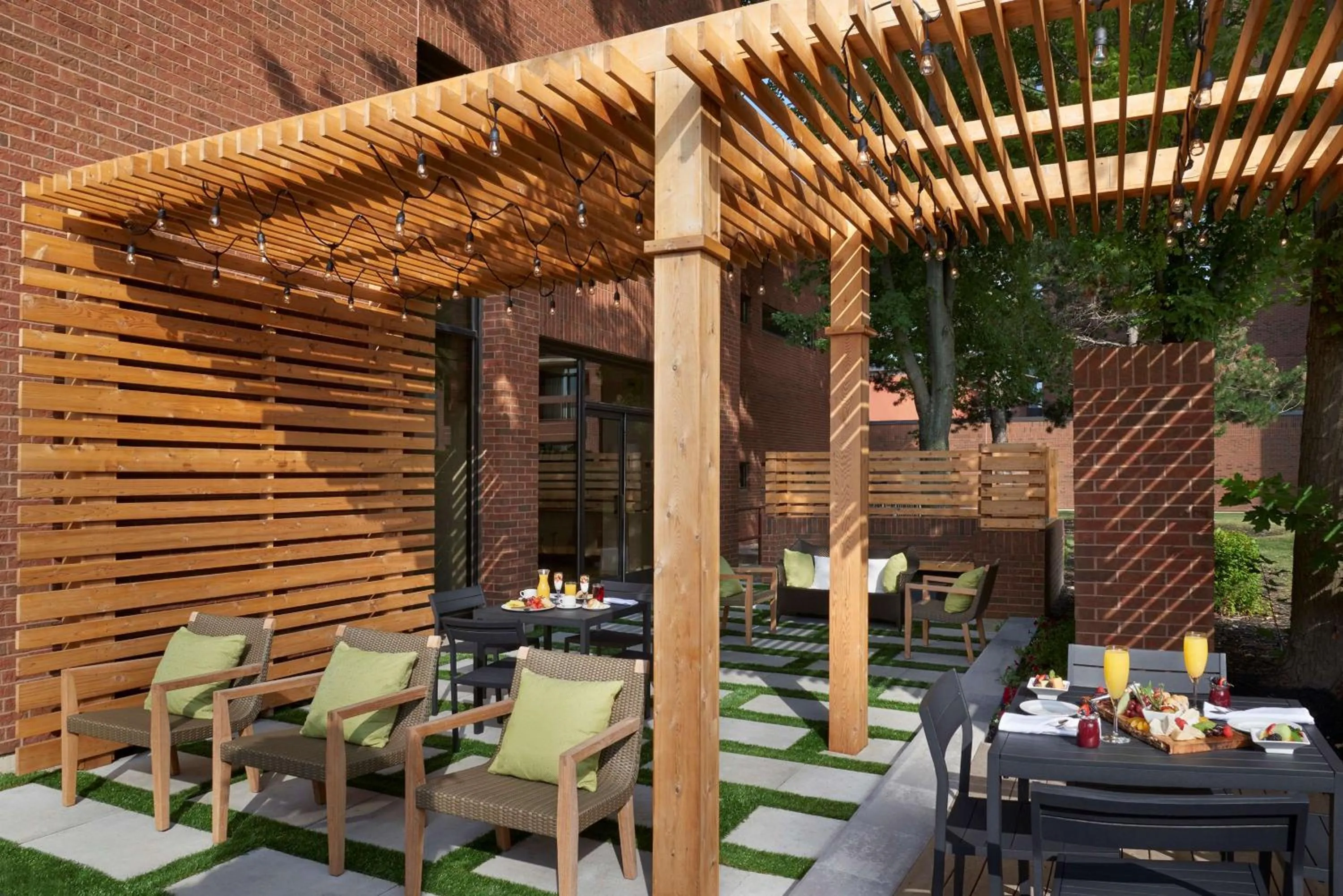 Dining area in Hilton Mississauga/Meadowvale