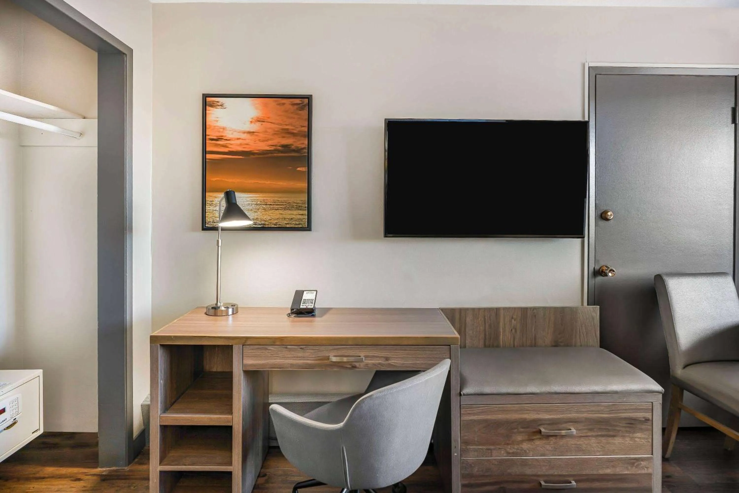 Bed in Days Inn by Wyndham Victoria On The Harbour