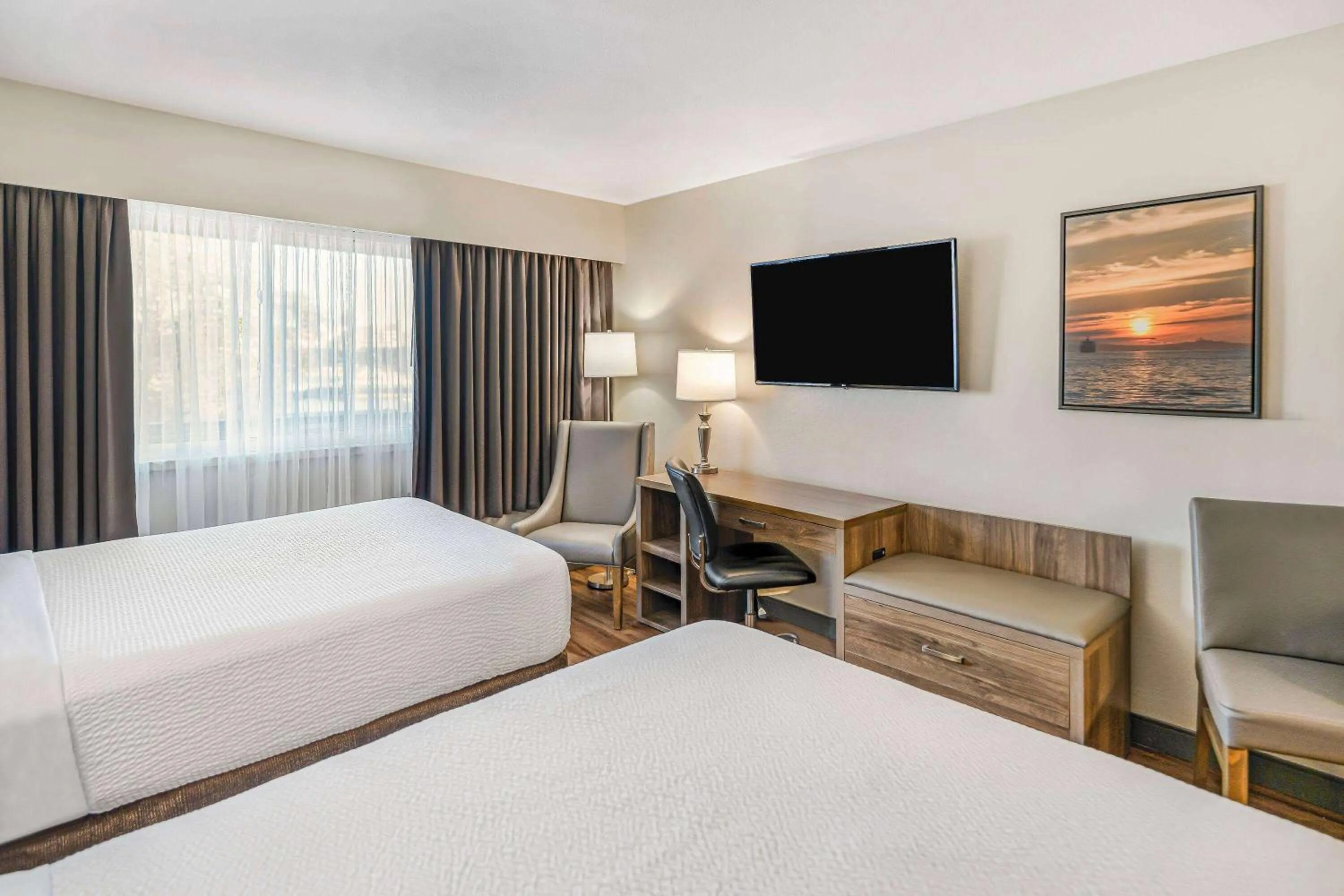 Bed in Days Inn by Wyndham Victoria On The Harbour