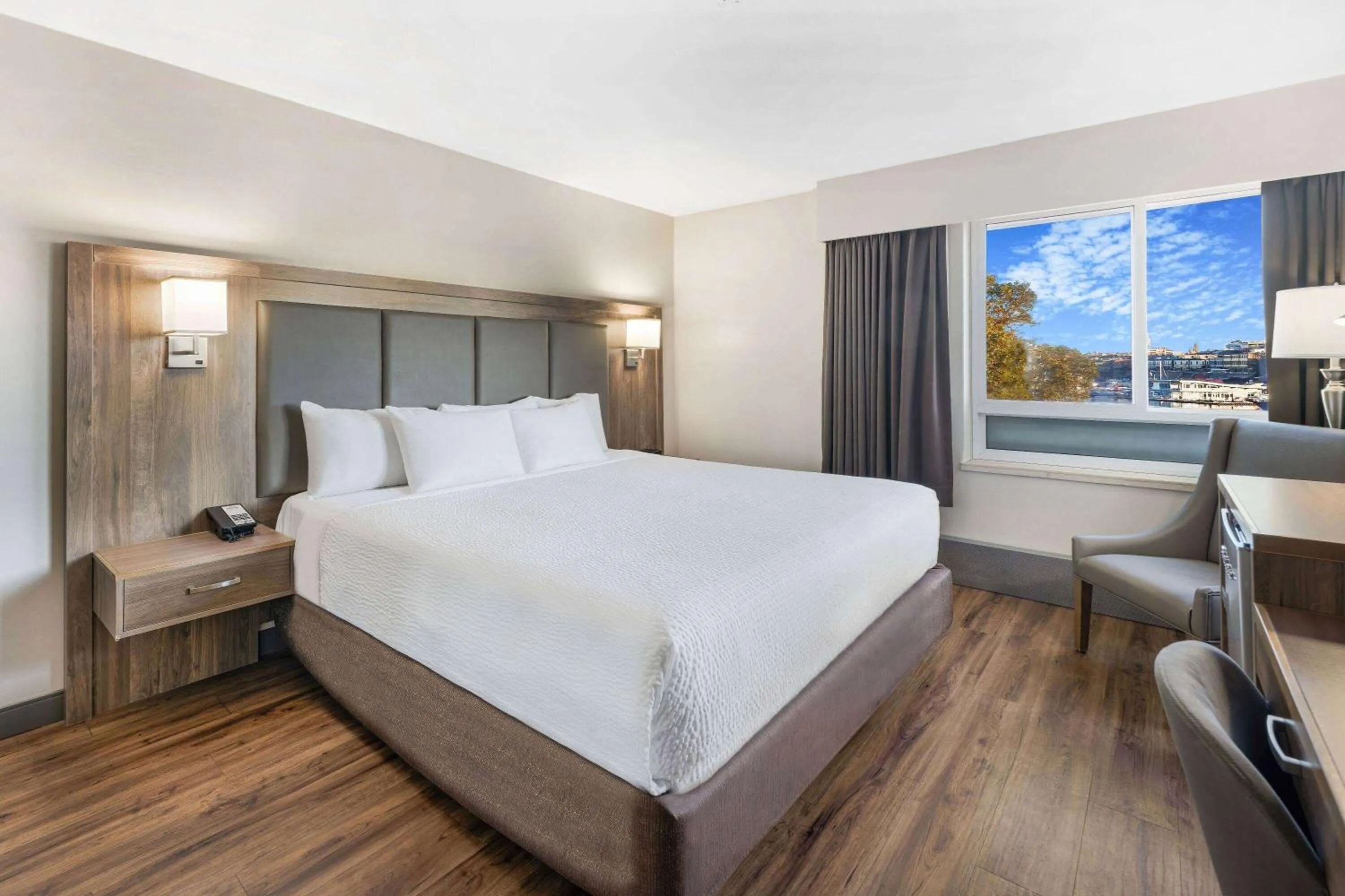 Bedroom, Bed in Days Inn by Wyndham Victoria On The Harbour