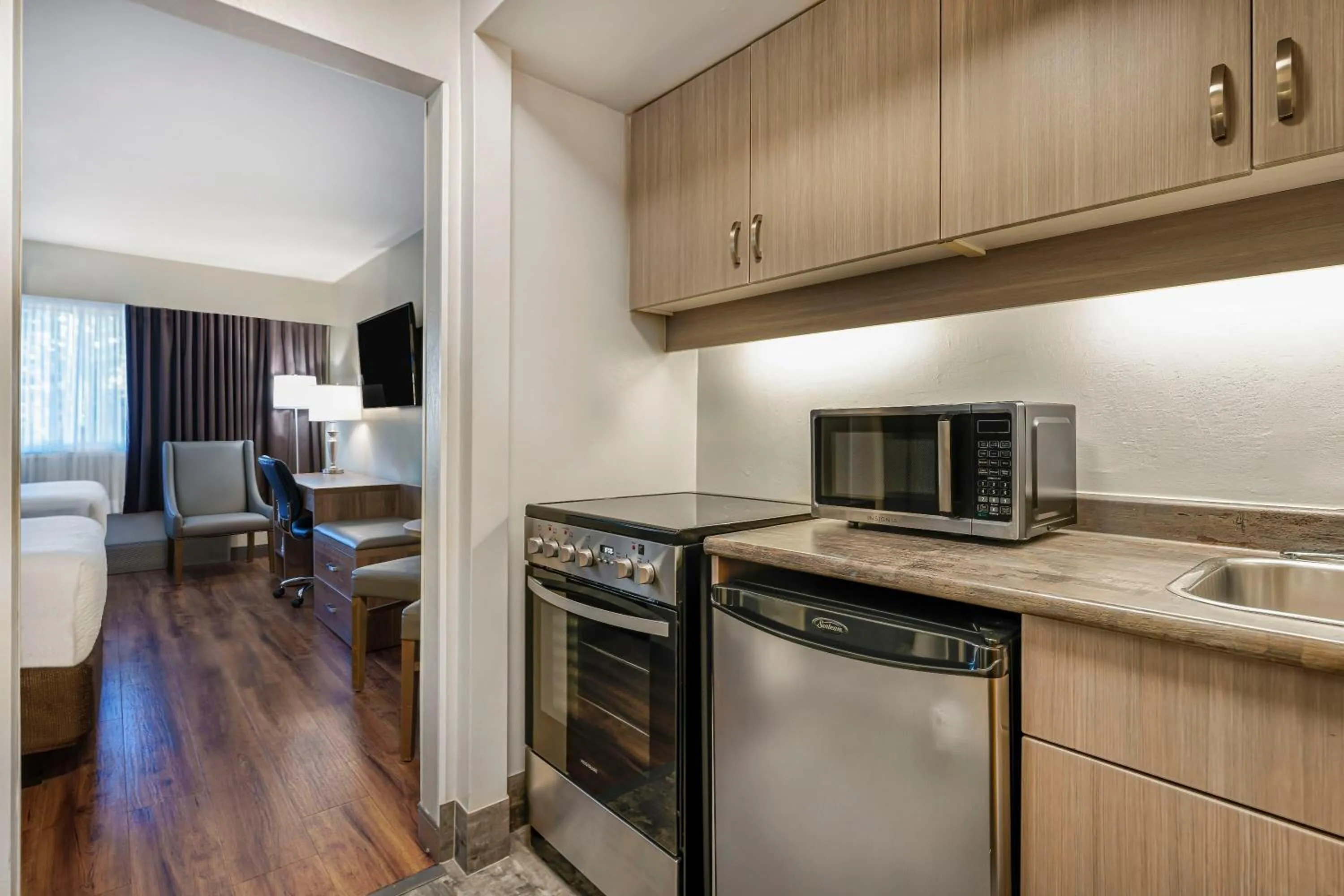 Kitchen or kitchenette in Days Inn by Wyndham Victoria On The Harbour