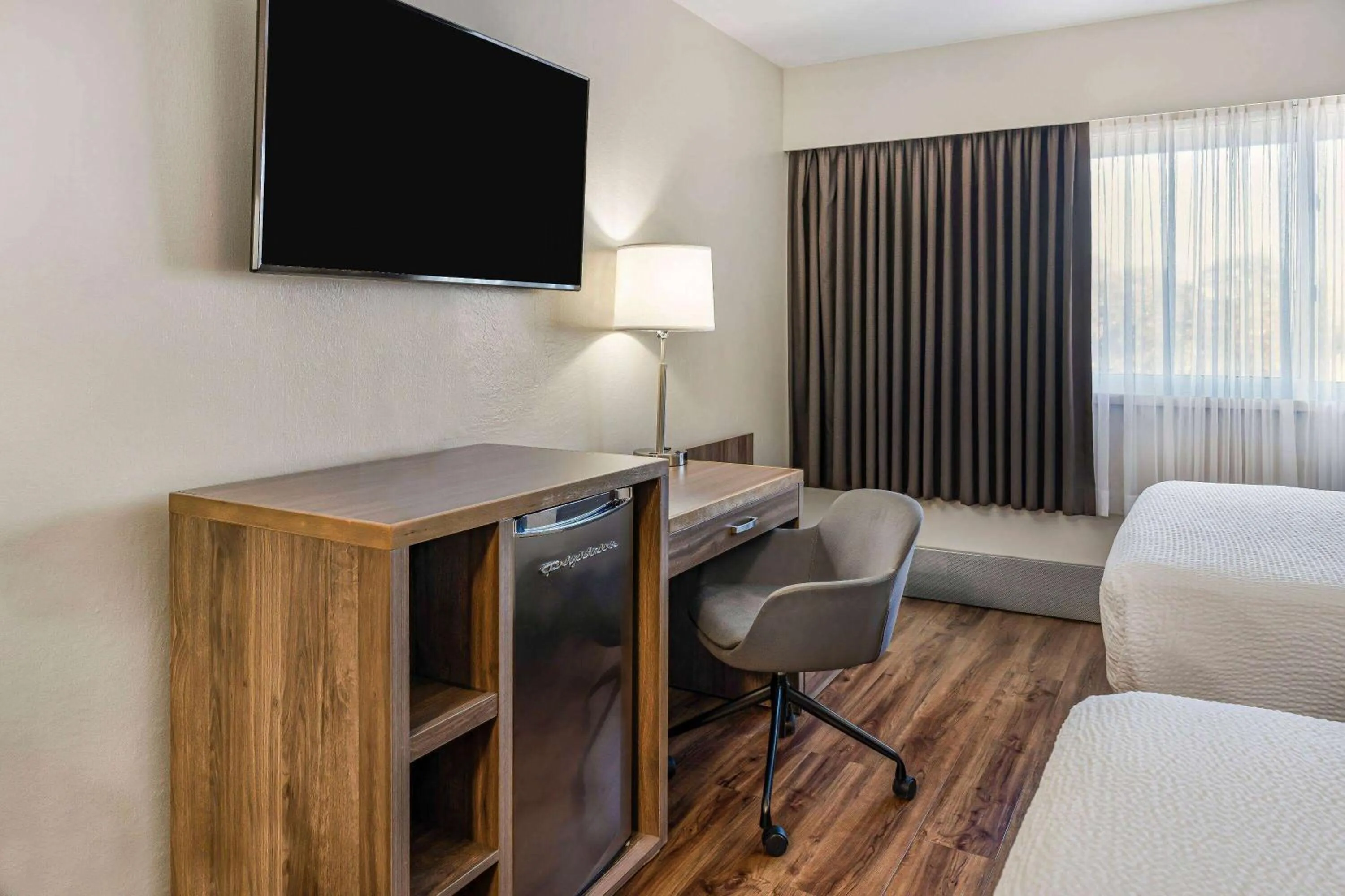 Bed in Days Inn by Wyndham Victoria On The Harbour