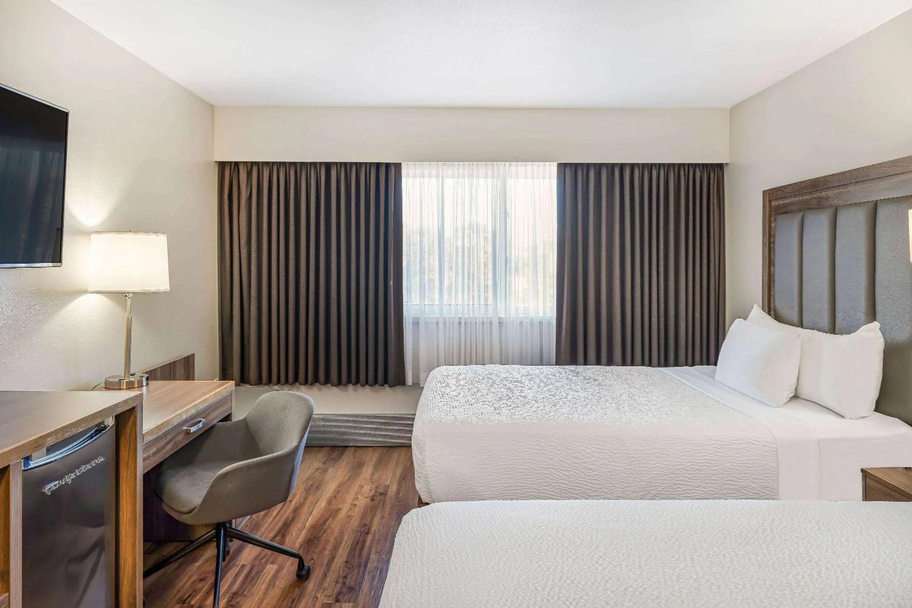 Bed in Days Inn by Wyndham Victoria On The Harbour