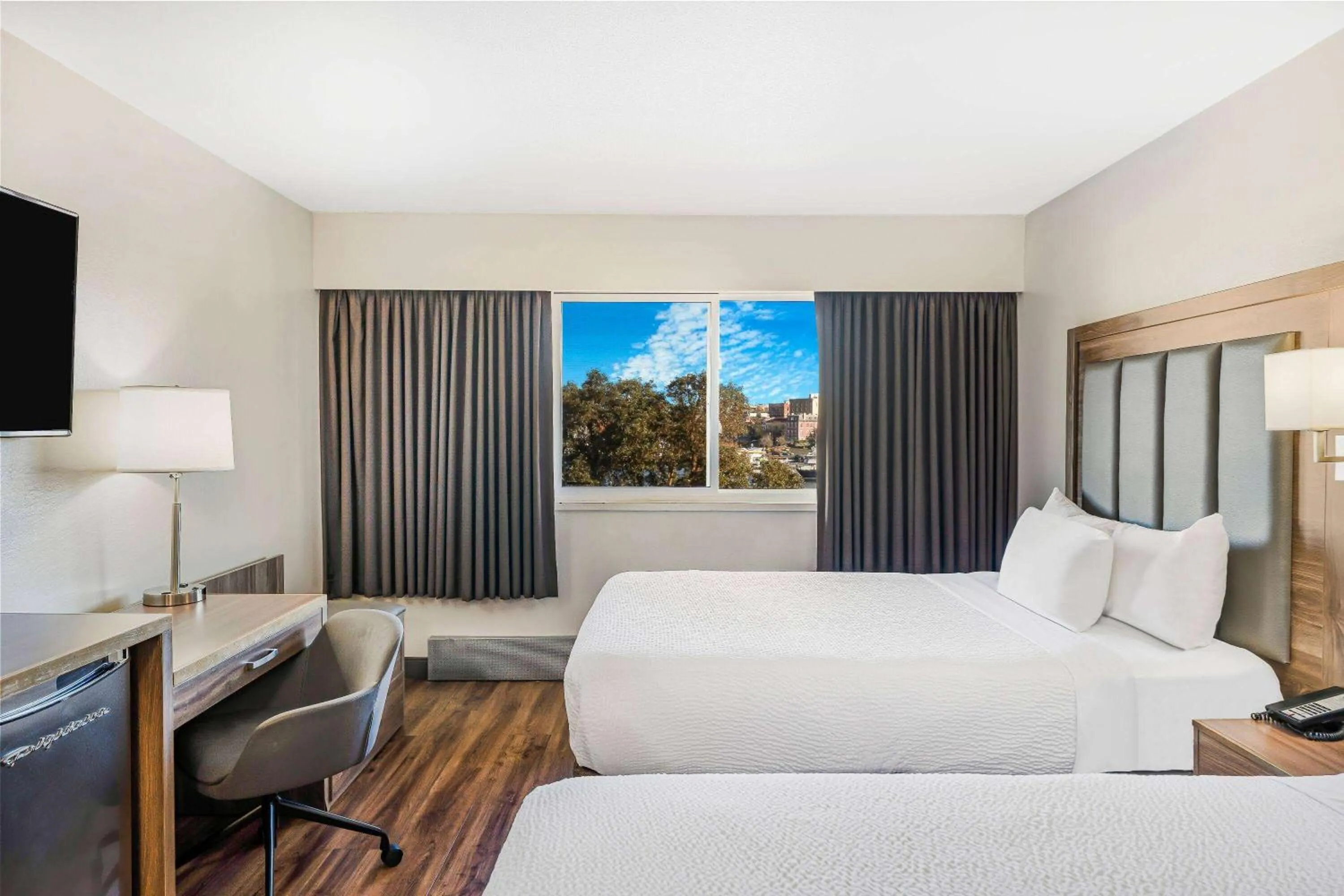 Bedroom, Bed in Days Inn by Wyndham Victoria On The Harbour