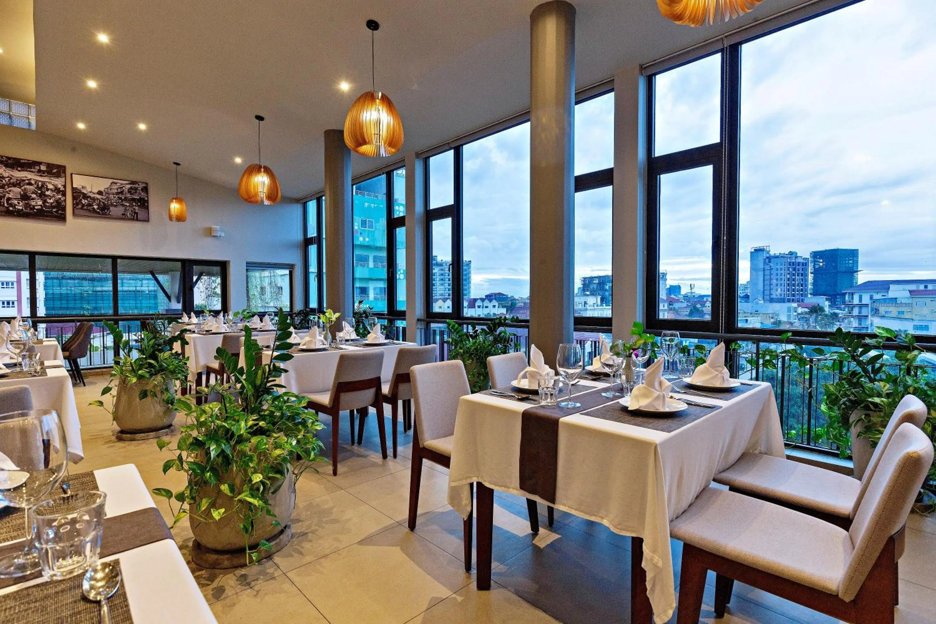 Restaurant/places to eat in Indra Hotel