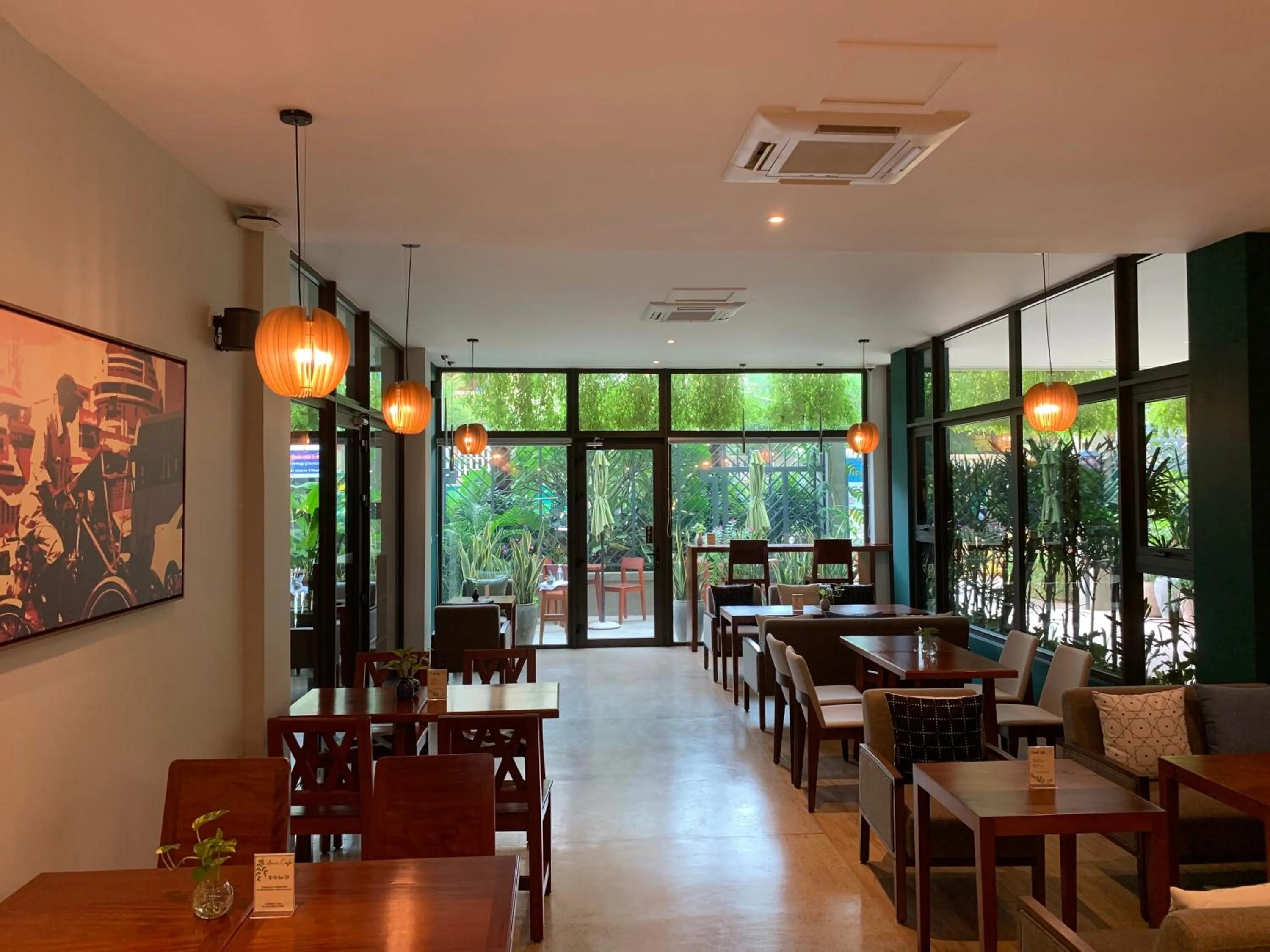 Restaurant/places to eat in Indra Hotel