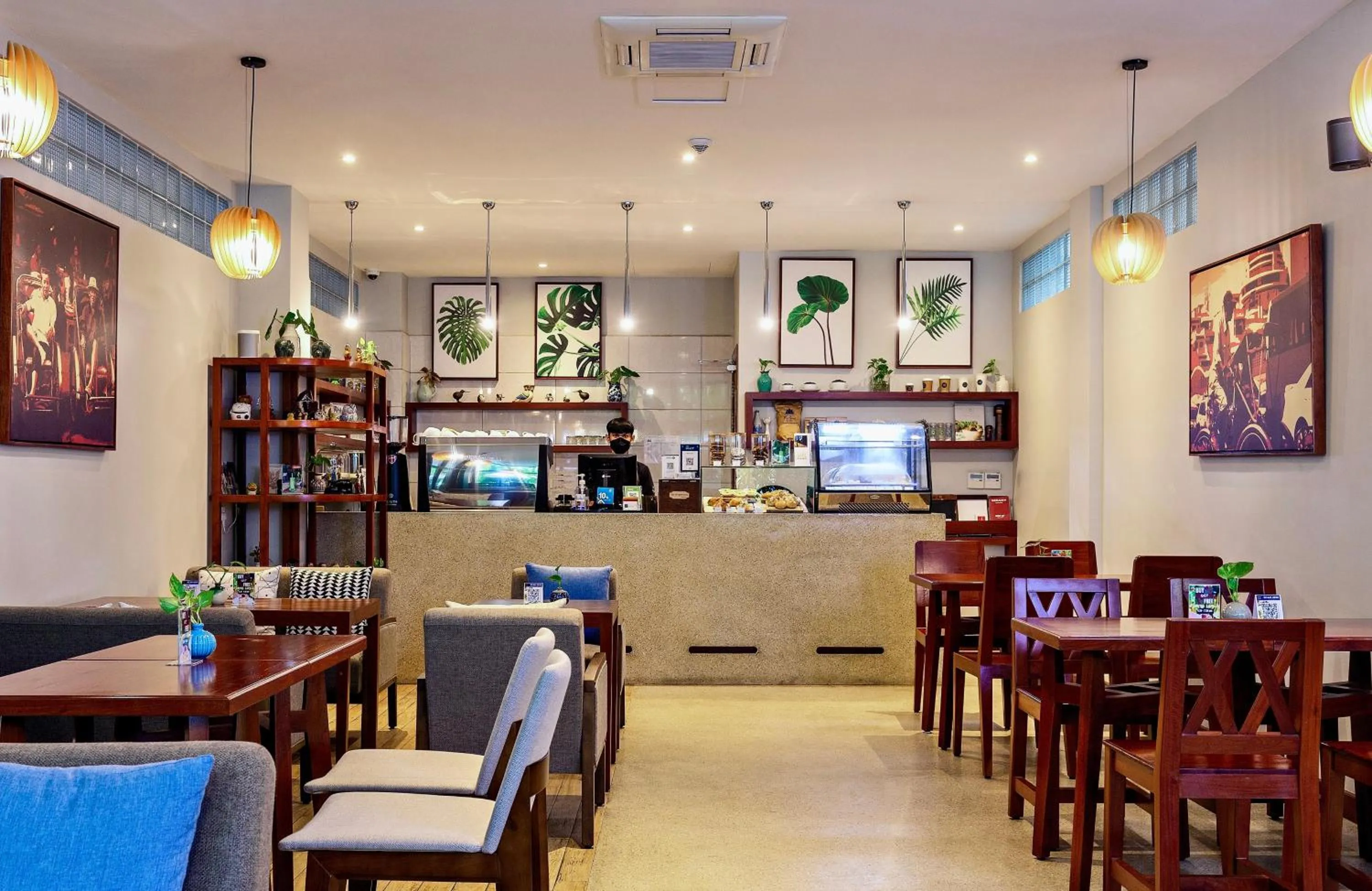 Restaurant/places to eat in Indra Hotel