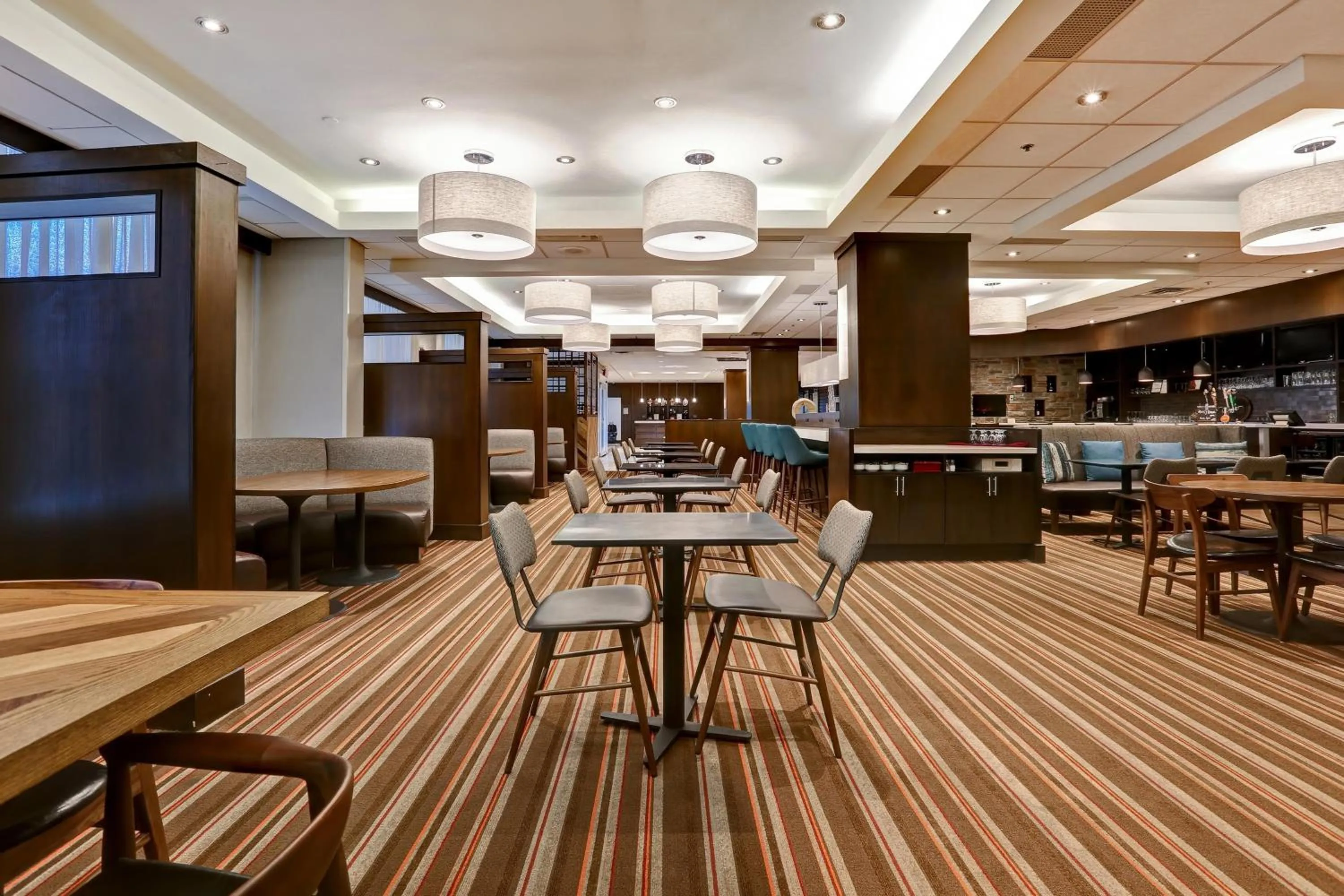 Lounge or bar in Four Points by Sheraton Toronto Mississauga