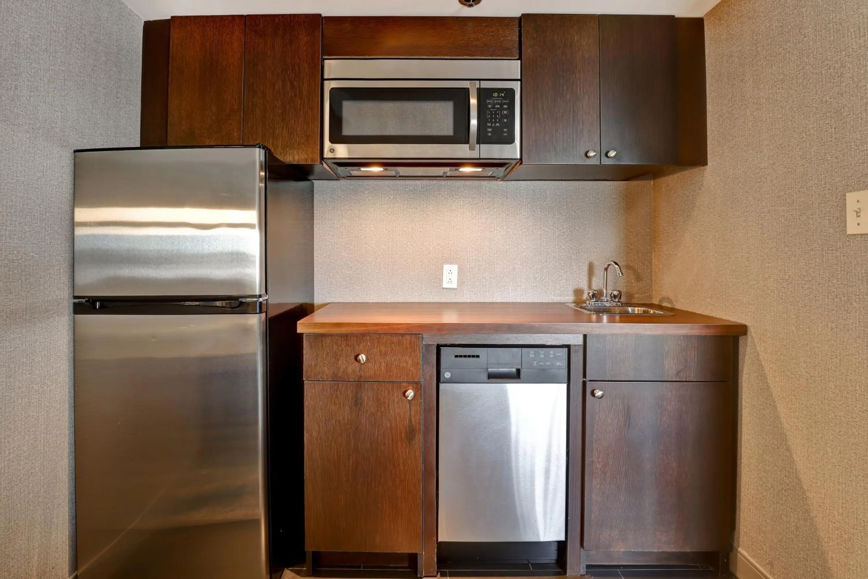 Kitchen or kitchenette in Four Points by Sheraton Toronto Mississauga