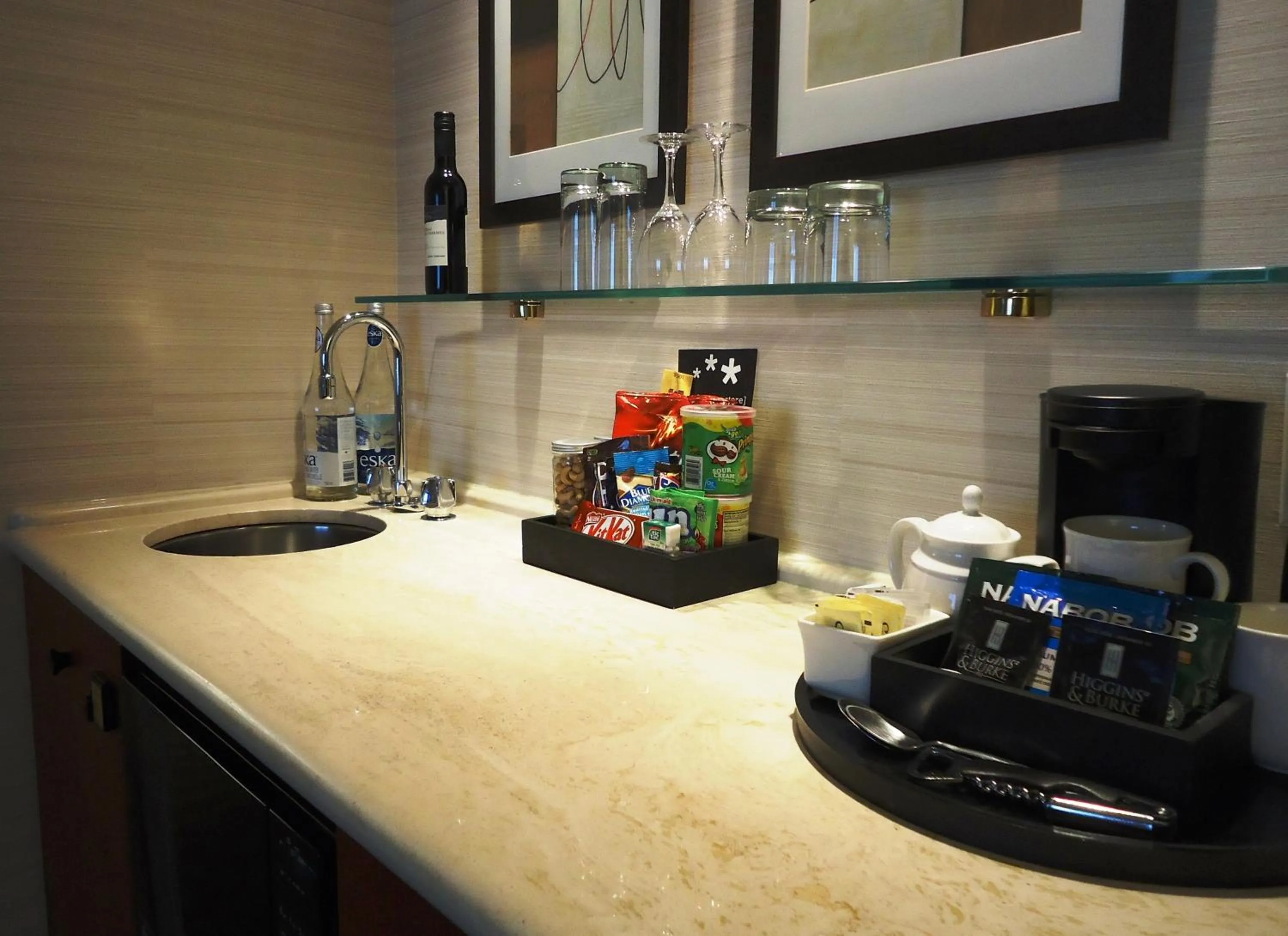 Coffee/tea facilities in Cambridge Suites Toronto