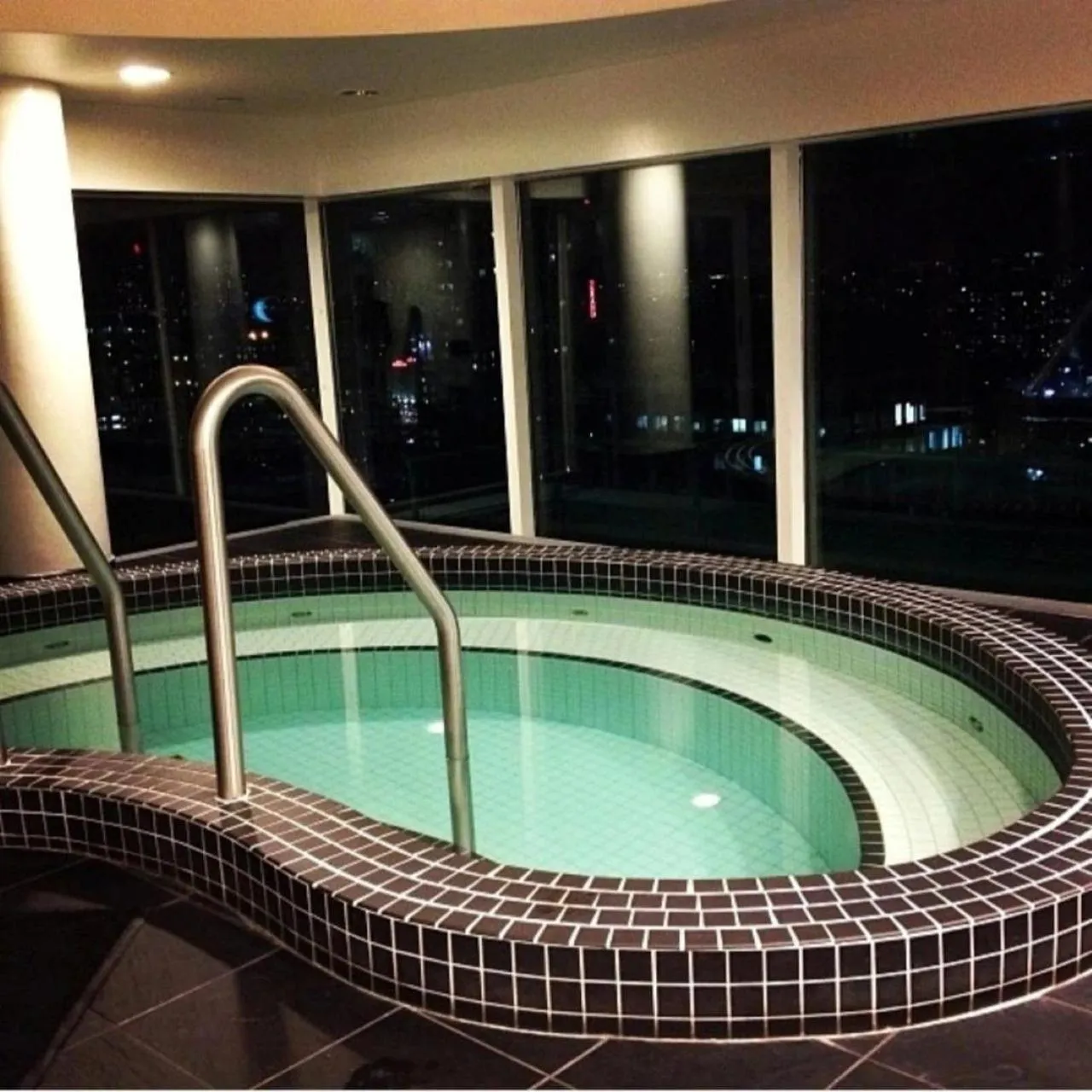Hot Tub in Cambridge Suites Toronto