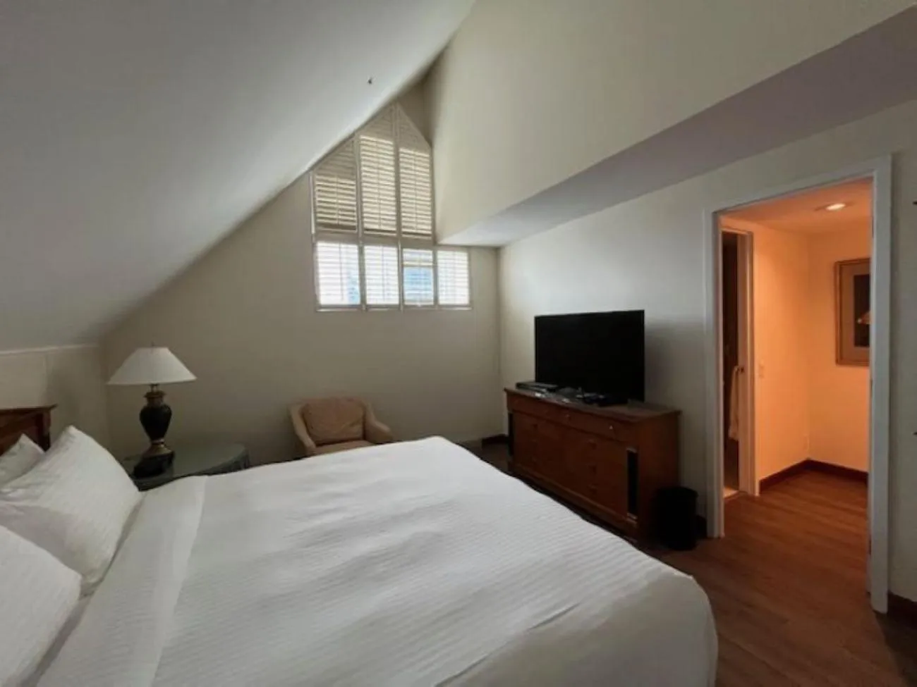 Bed in Cambridge Suites Toronto