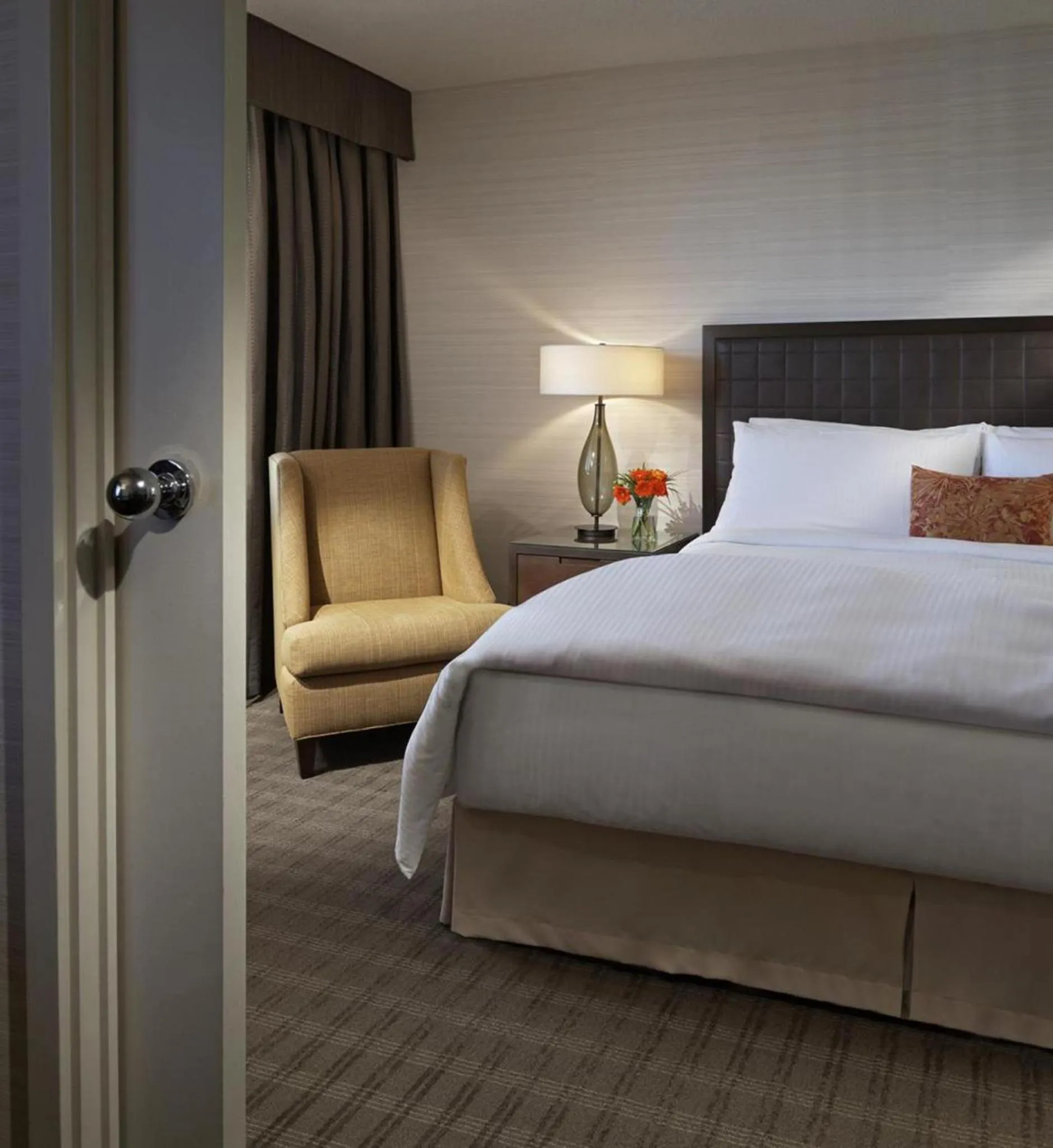 Bedroom, Bed in Cambridge Suites Toronto