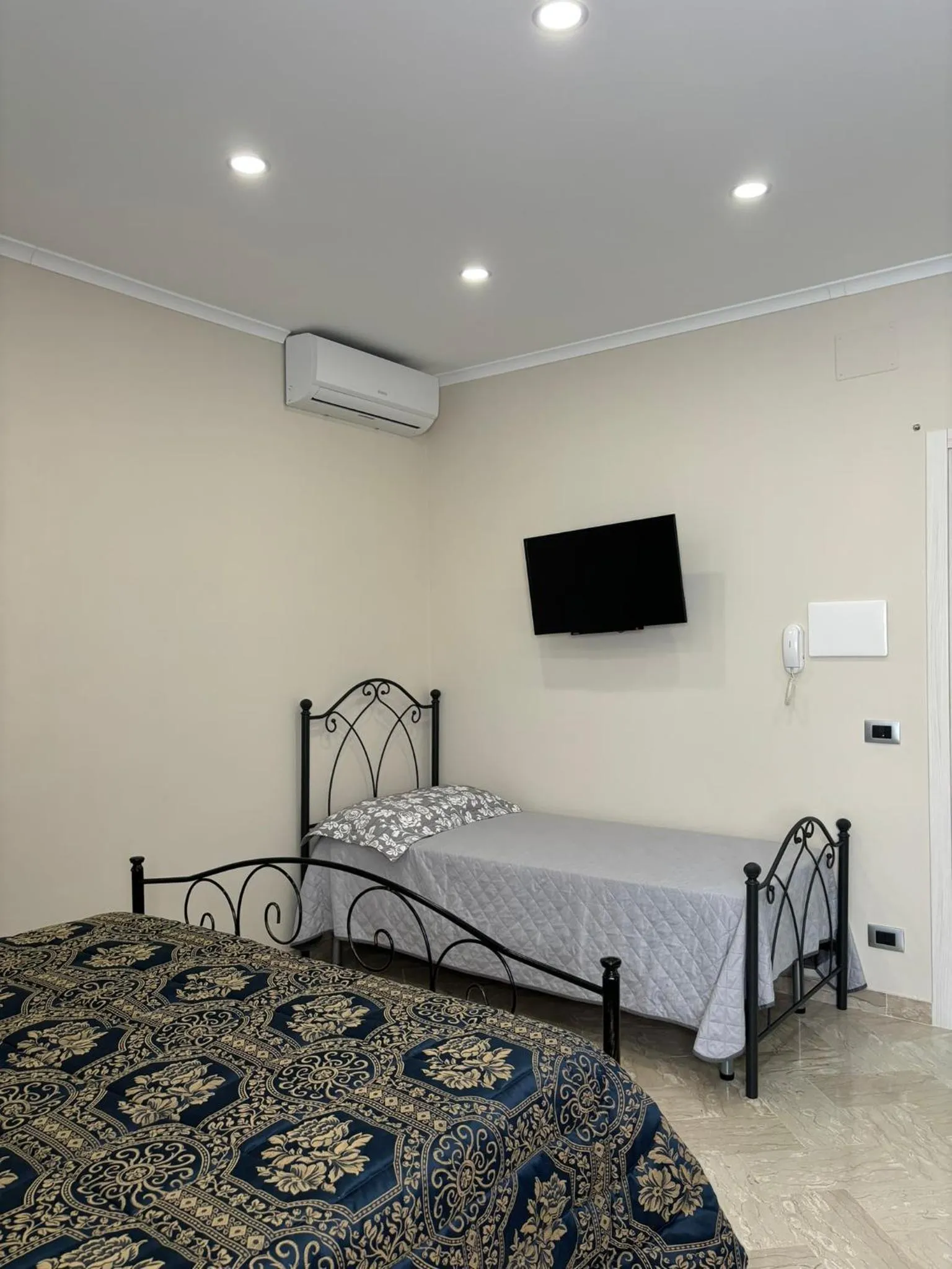 Bed in Villa Enza B&B