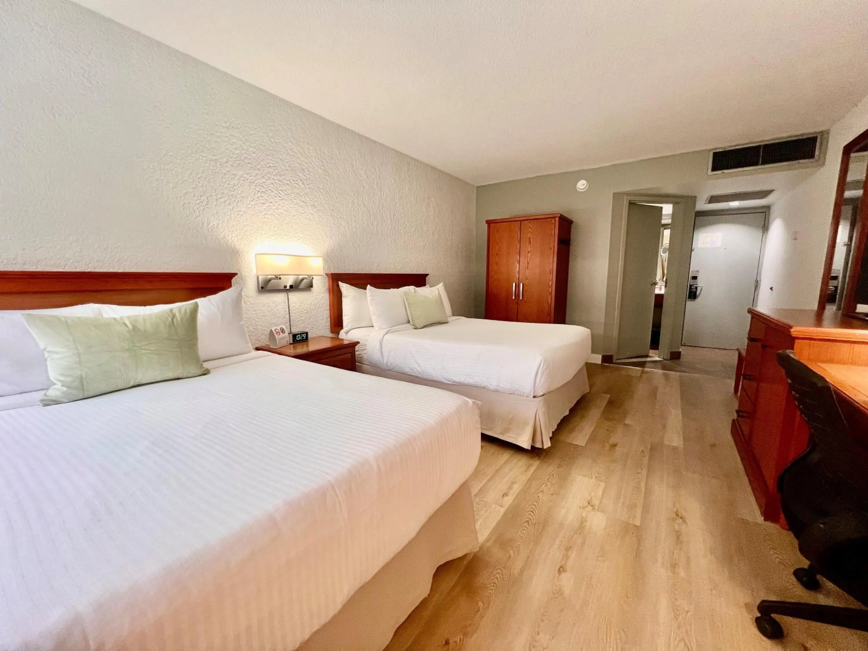 Photo of the whole room, Bed in Hotel Universel Montréal