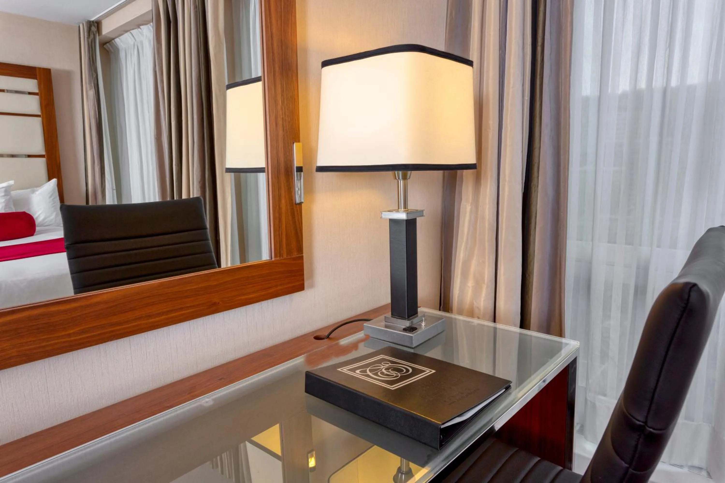 Business facilities, Bed in Hôtel Le Cantlie Suites