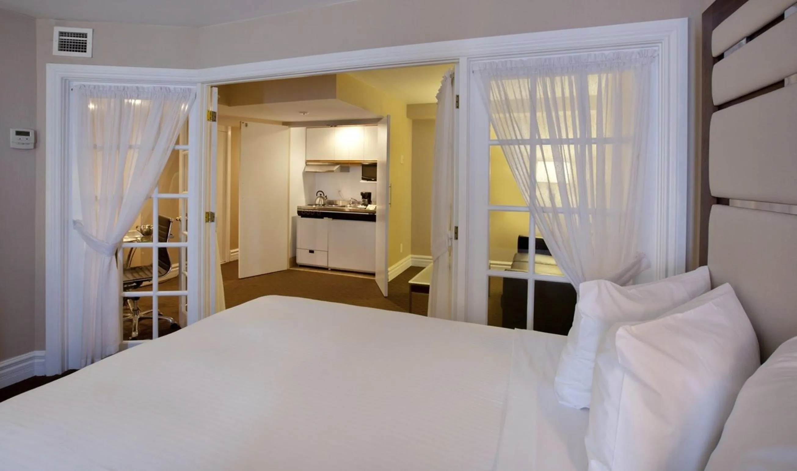 Bedroom, Bed in Hôtel Le Cantlie Suites