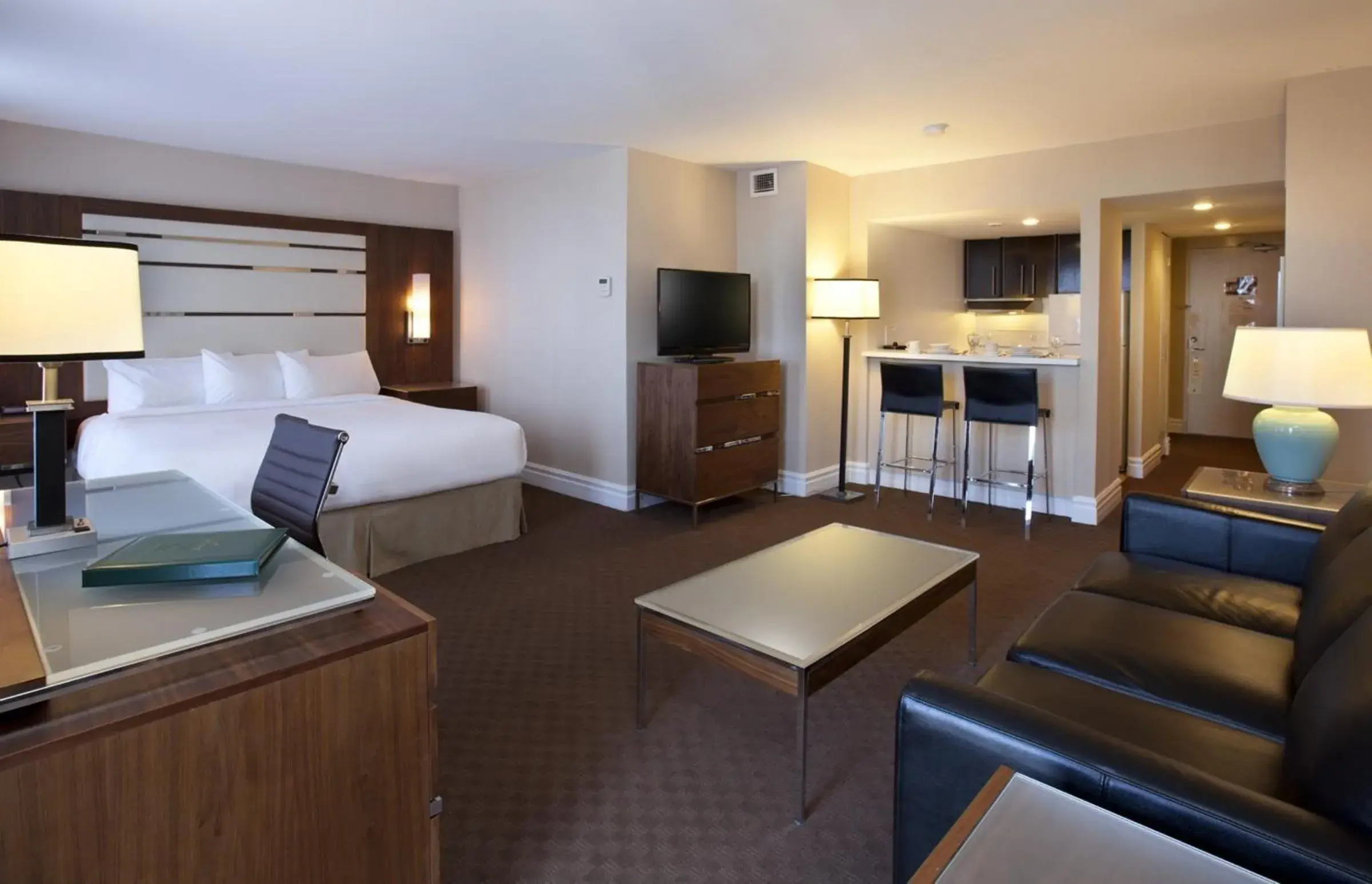 Junior Suite with King Bed and Sofa Bed in Hôtel Le Cantlie Suites Junior Suite with King Bed and Sofa Bed in Hôtel Le Cantlie Suites