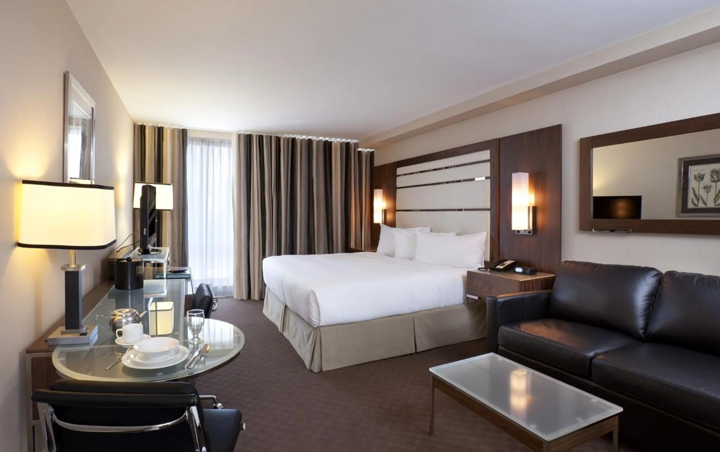 Photo of the whole room, Bed in Hôtel Le Cantlie Suites