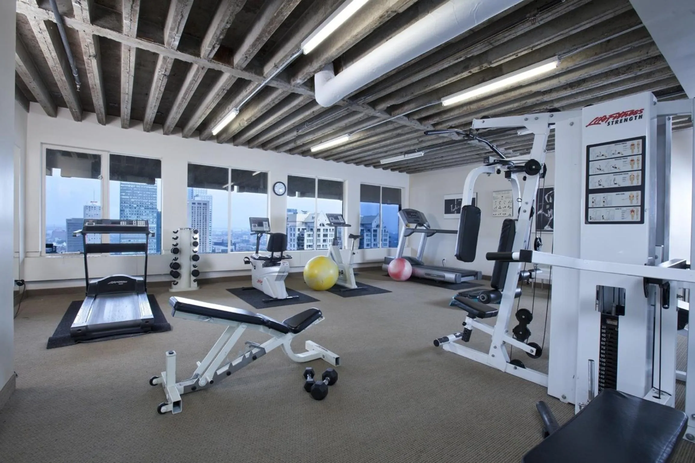 Fitness centre/facilities in Hôtel Le Cantlie Suites