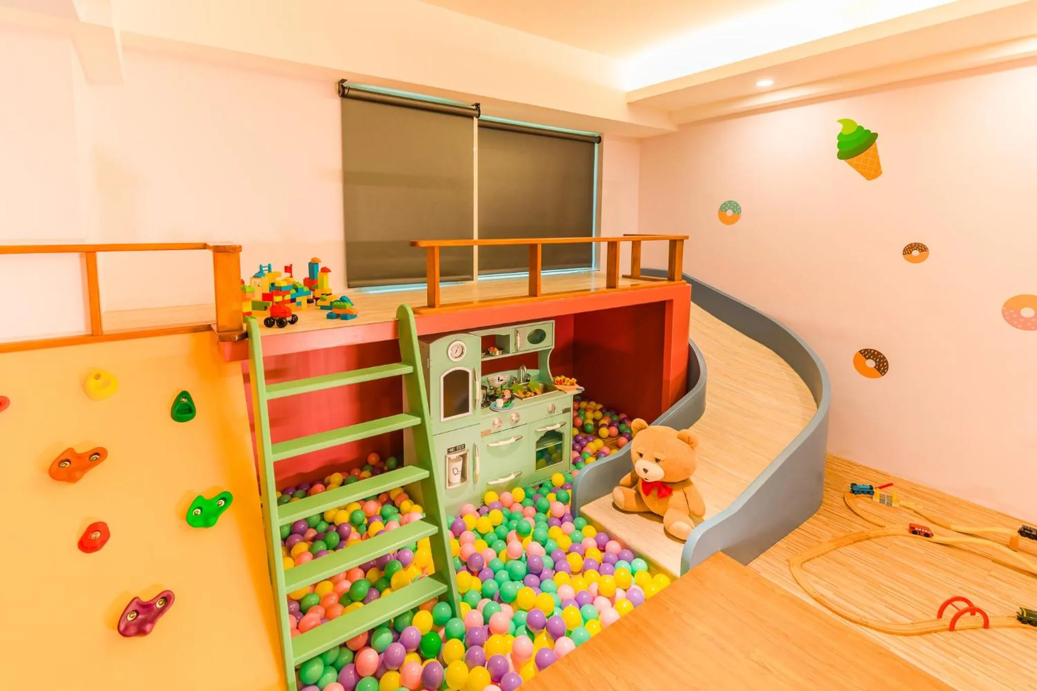 children in 閣樂親子旅宿Kids Fun Hotel