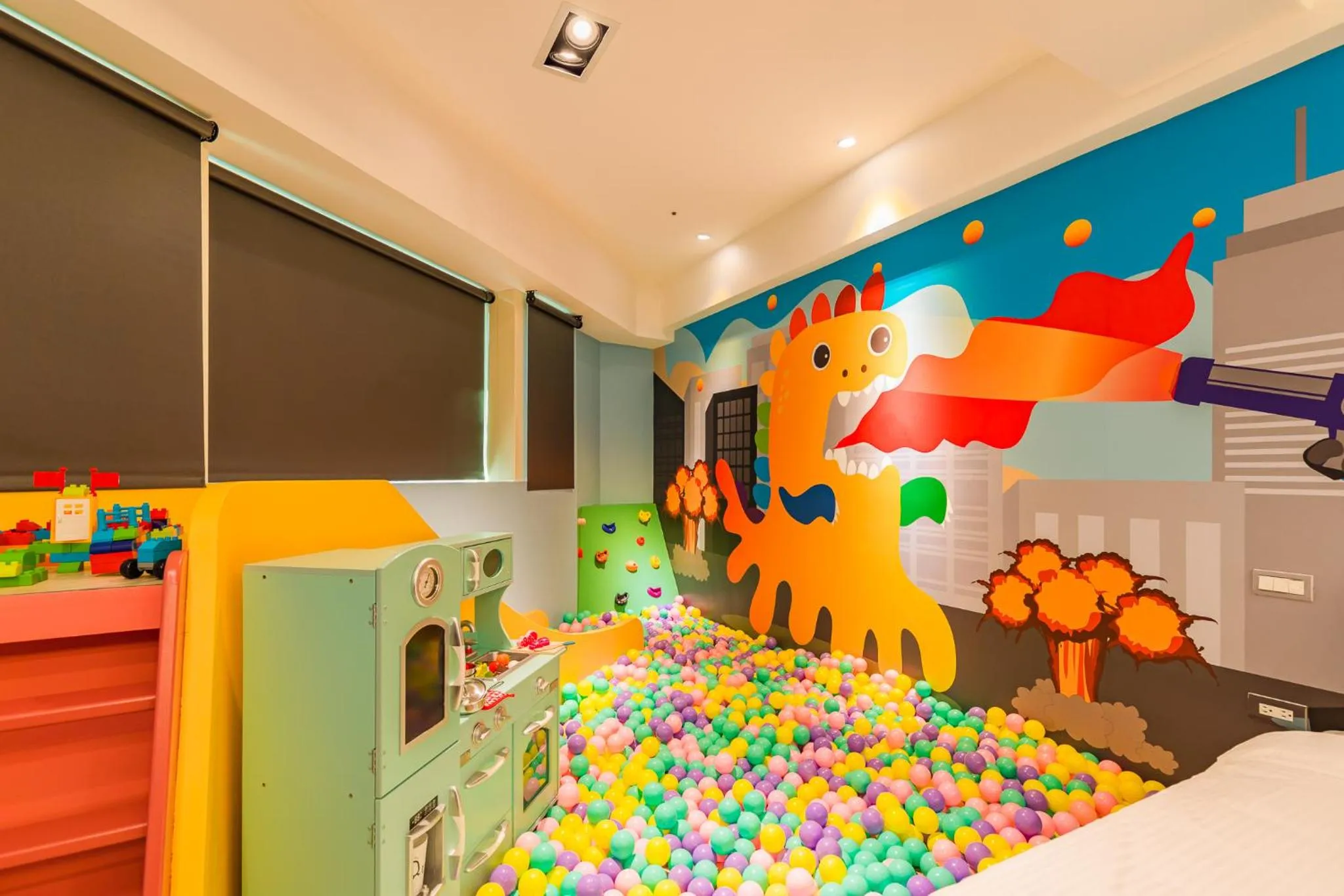 Children play ground, Bed in 閣樂親子旅宿Kids Fun Hotel