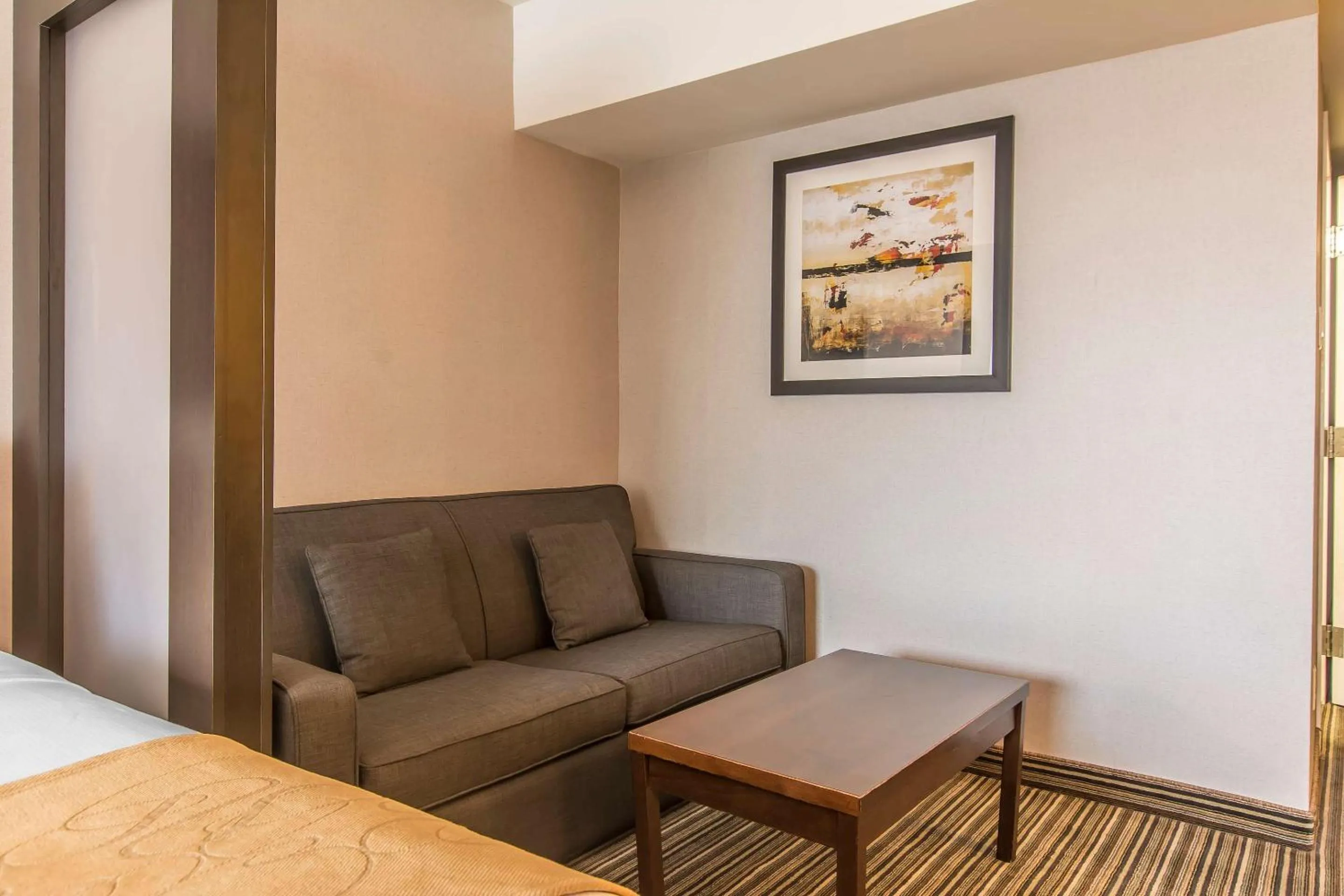 Bedroom in Comfort Suites Downtown