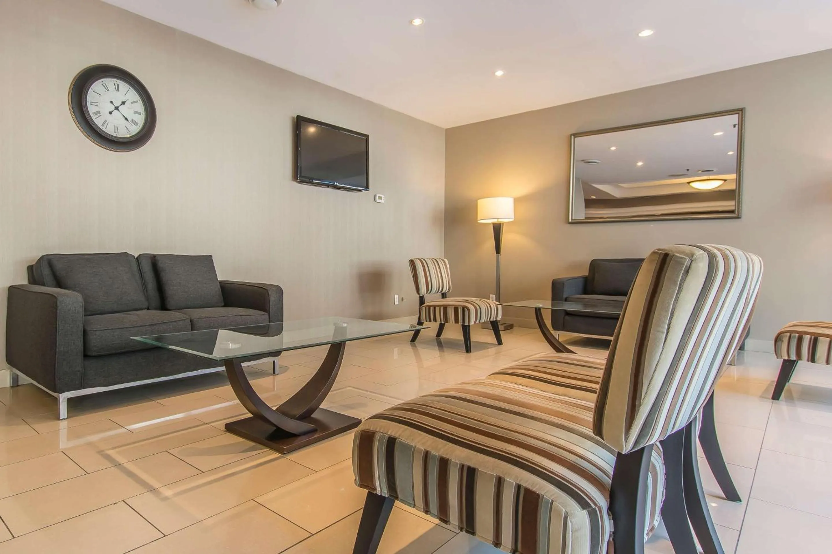 Lobby or reception in Comfort Suites Downtown