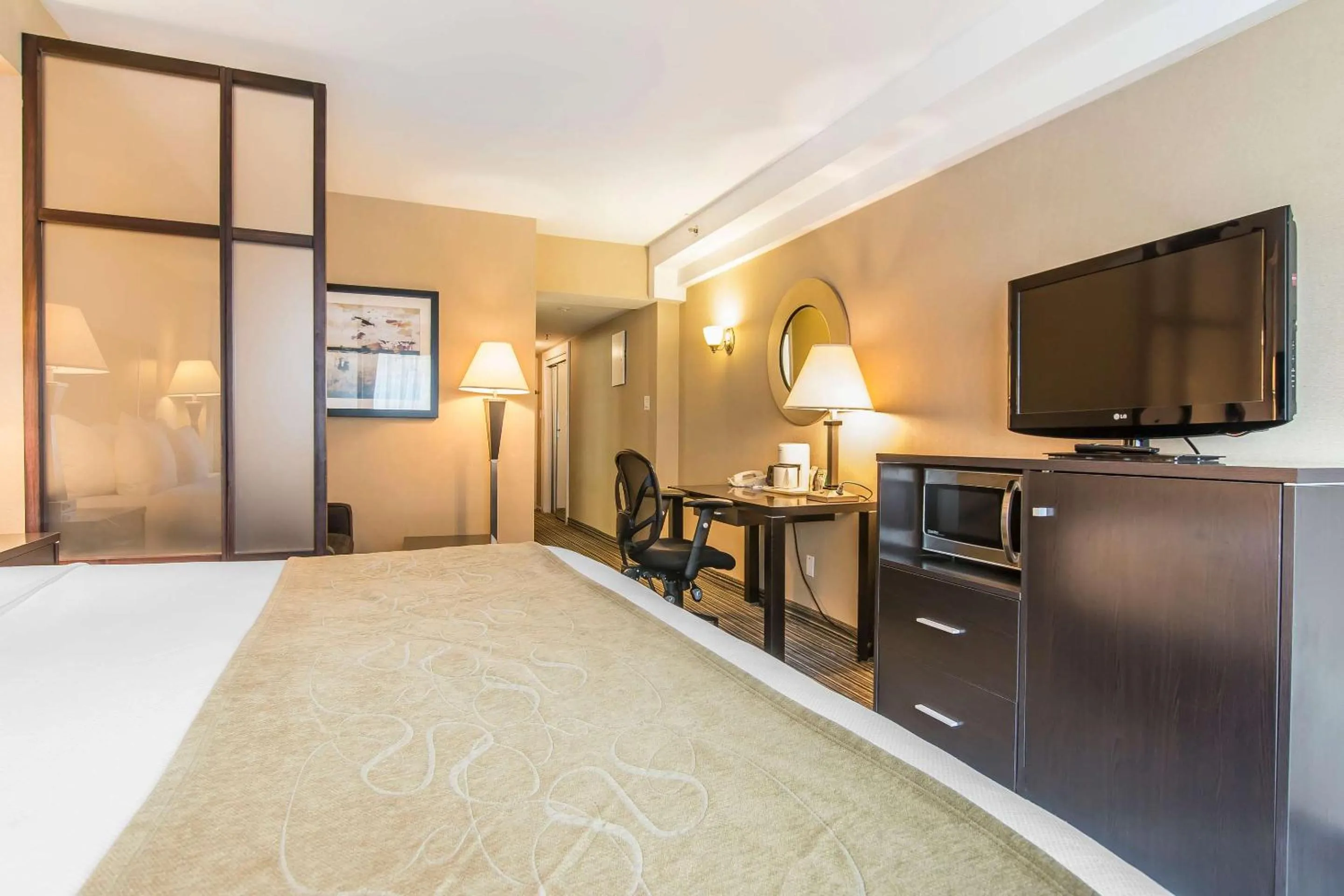 Bedroom, Bed in Comfort Suites Downtown