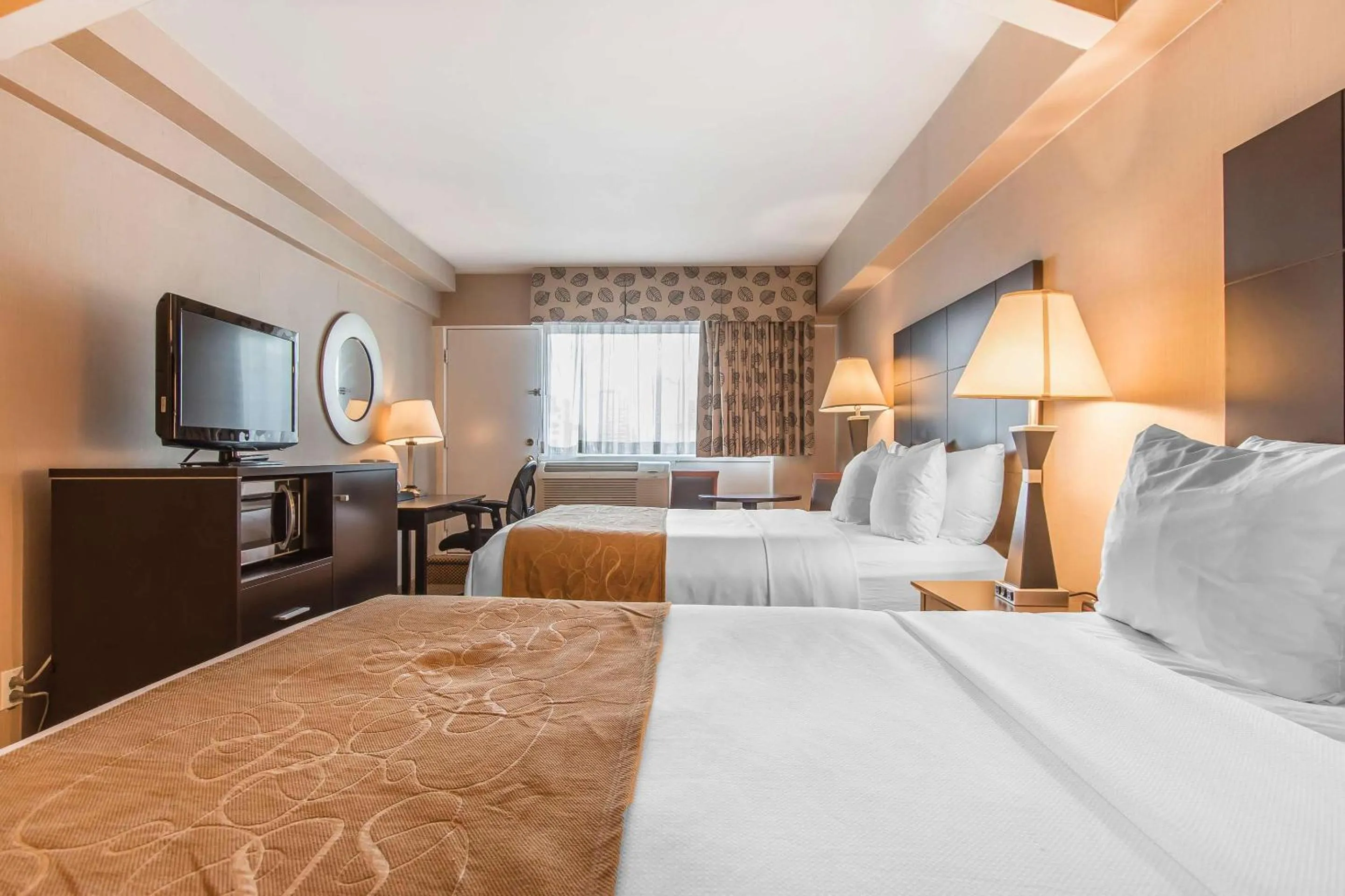 Bedroom, Bed in Comfort Suites Downtown