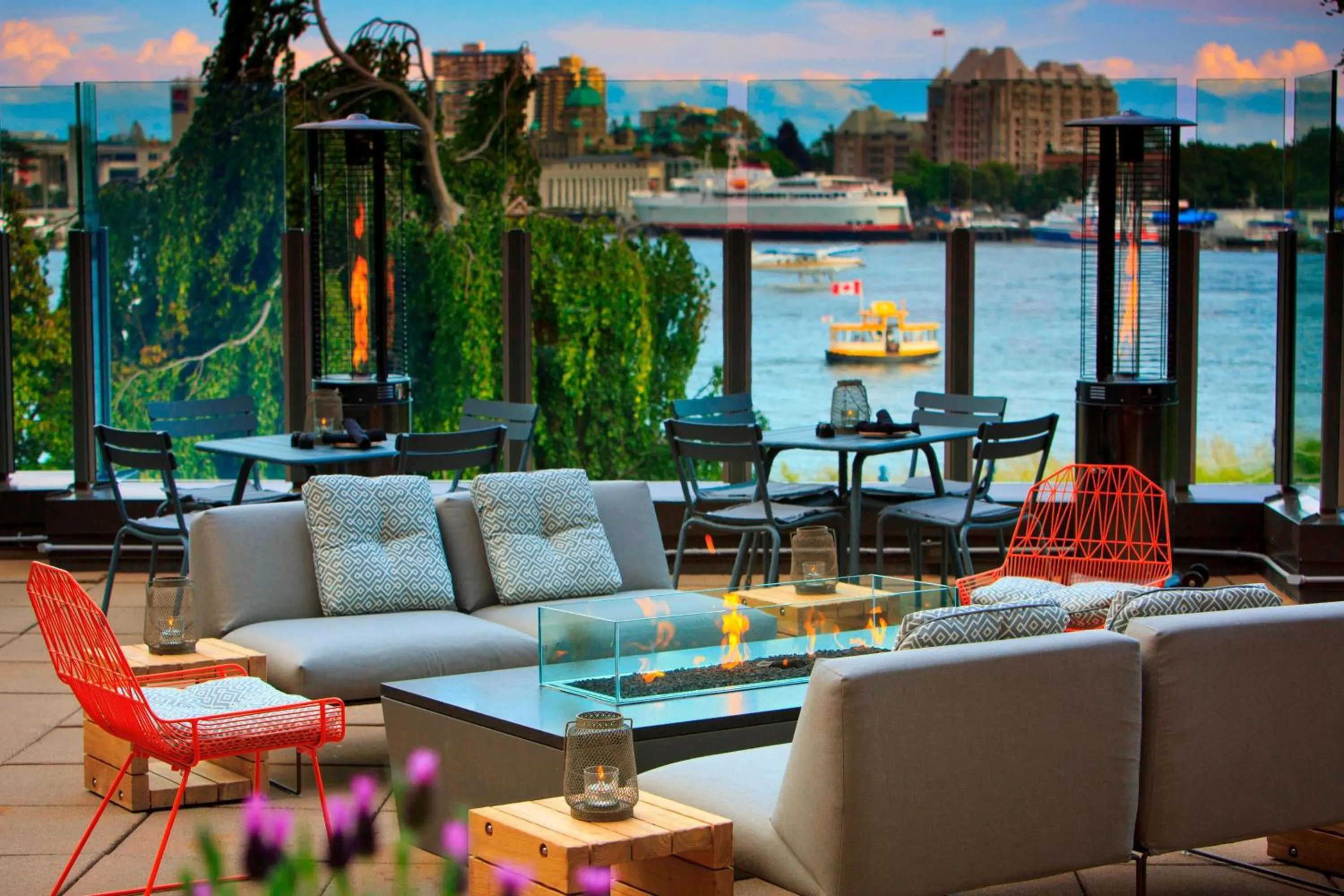 Lounge or bar in Delta Hotels by Marriott Victoria Ocean Pointe Resort