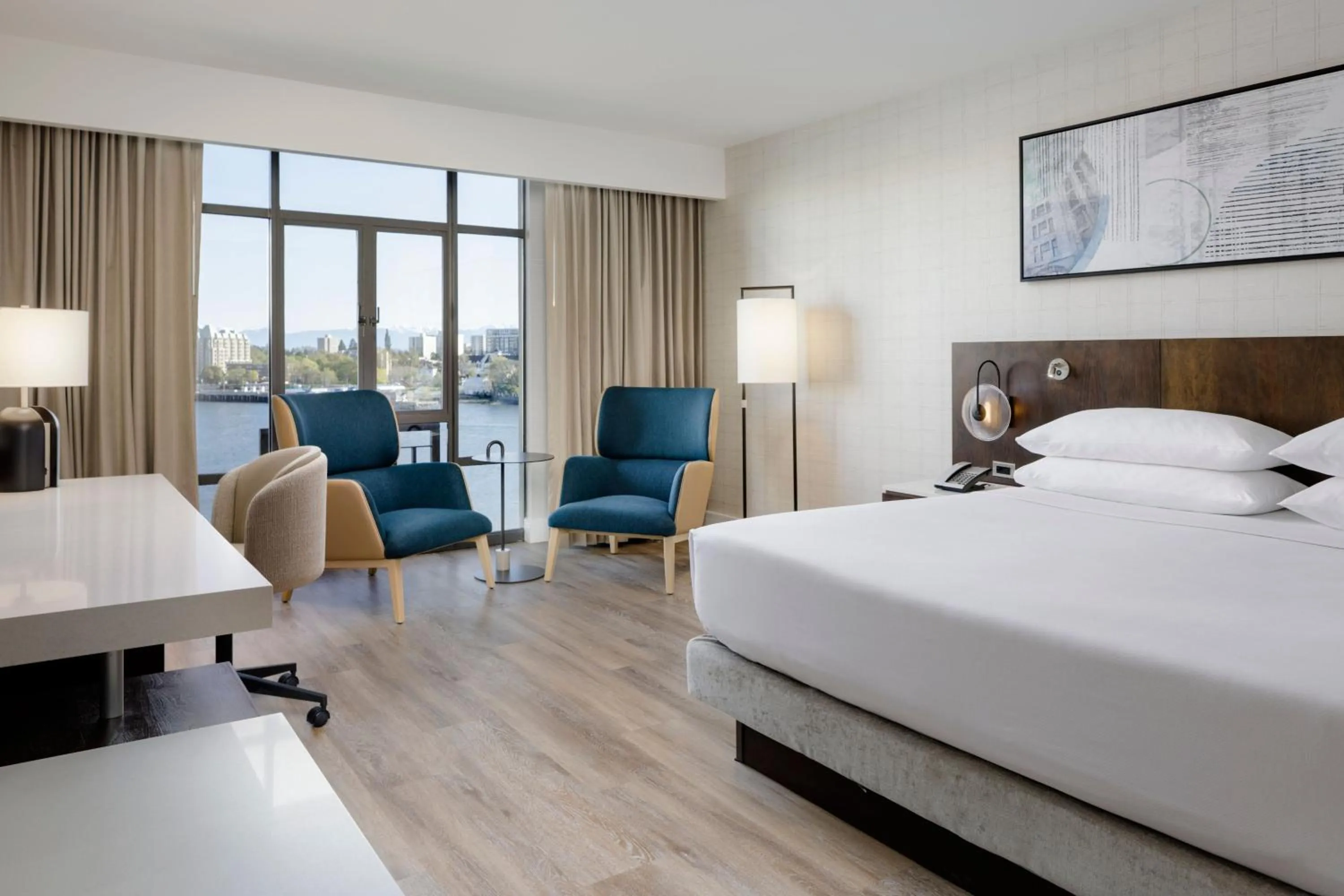 Lounge or bar, Bed in Delta Hotels by Marriott Victoria Ocean Pointe Resort