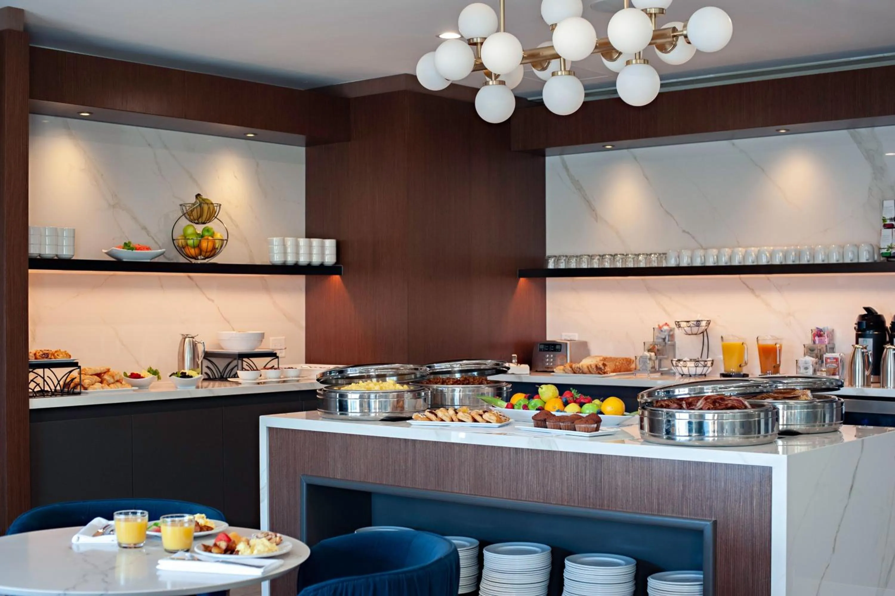 Lounge or bar in Delta Hotels by Marriott Victoria Ocean Pointe Resort