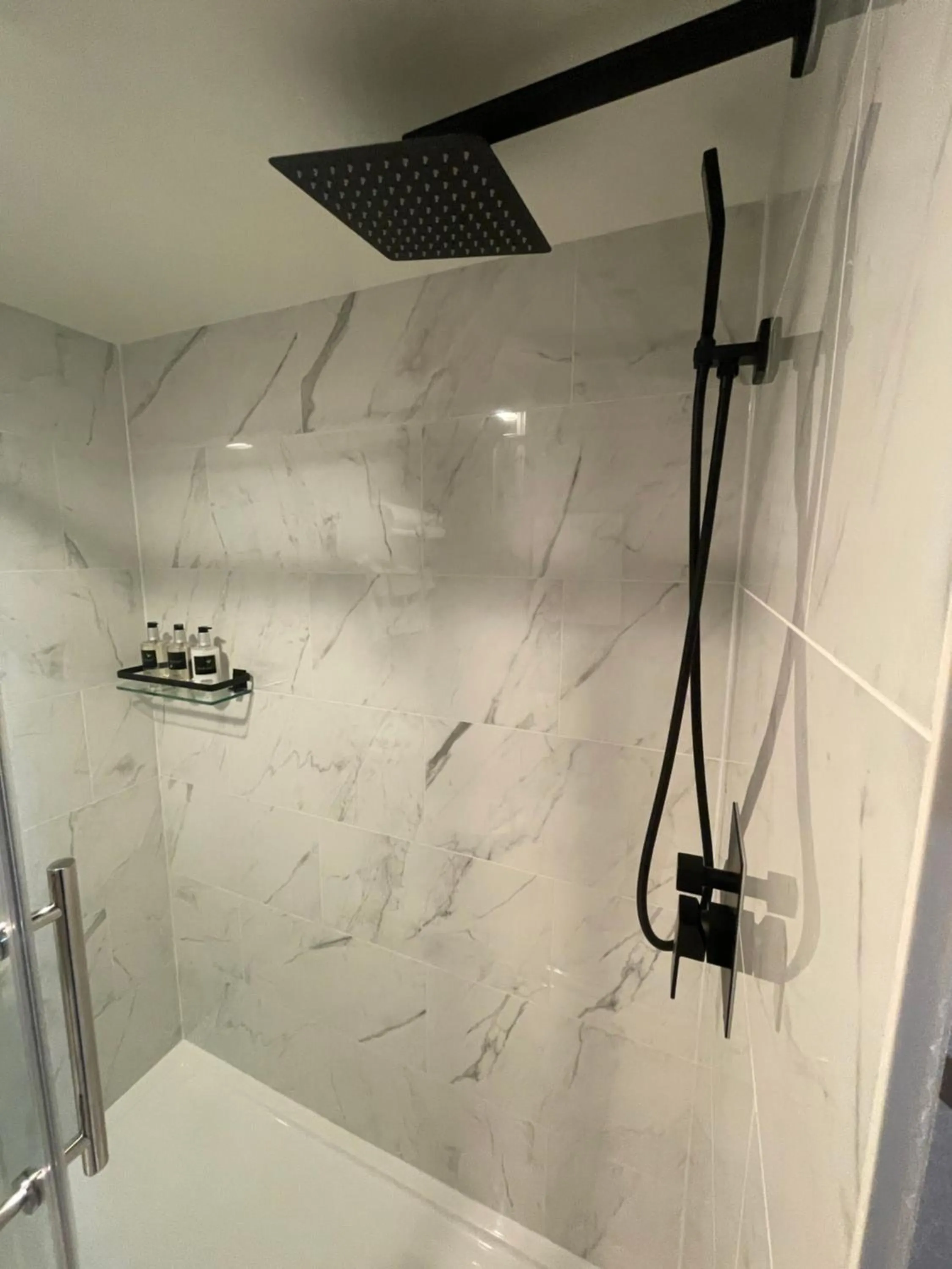 Shower in The Vic, an Ascend Collection Hotel