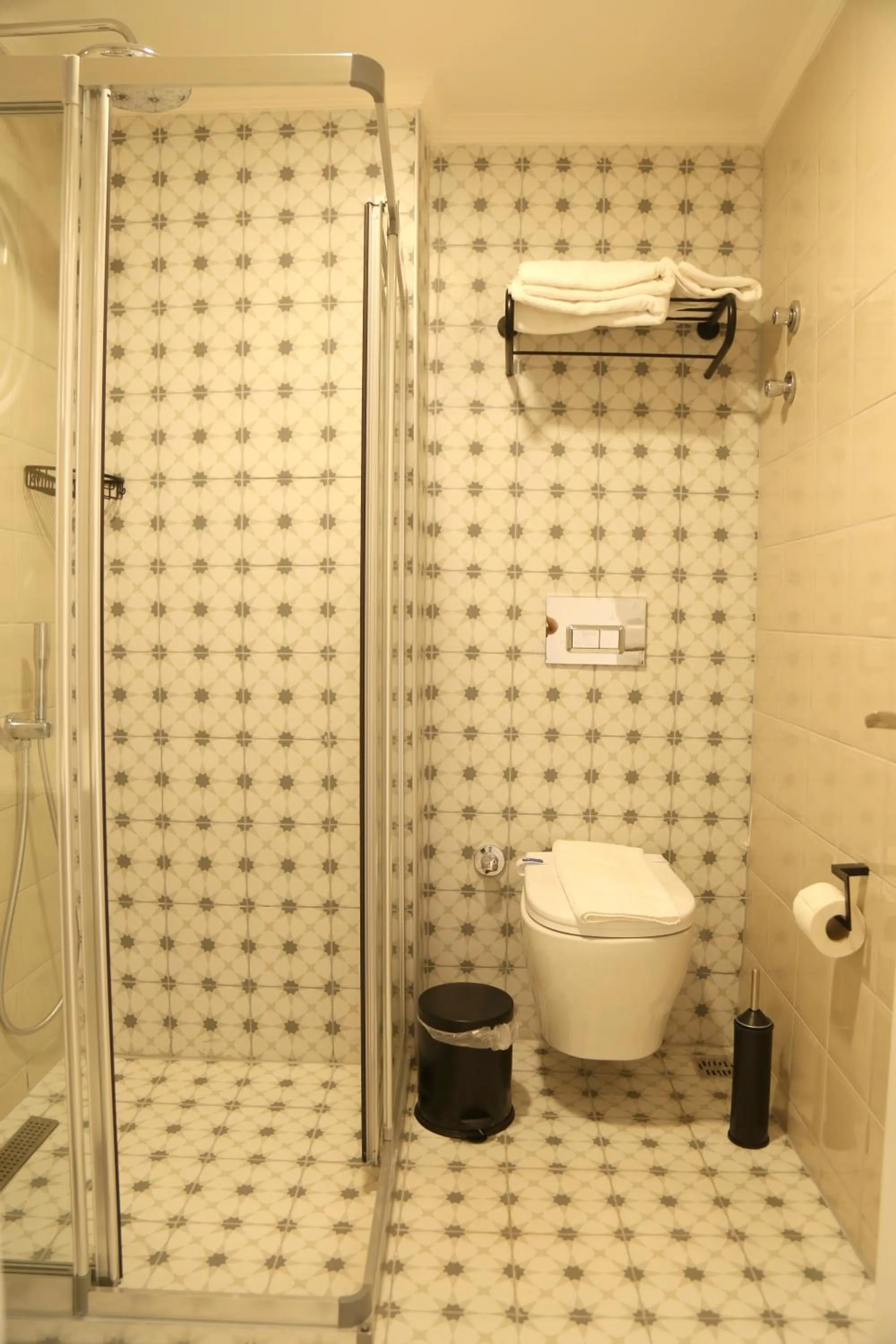 Shower in IN SUIT LUXURY
